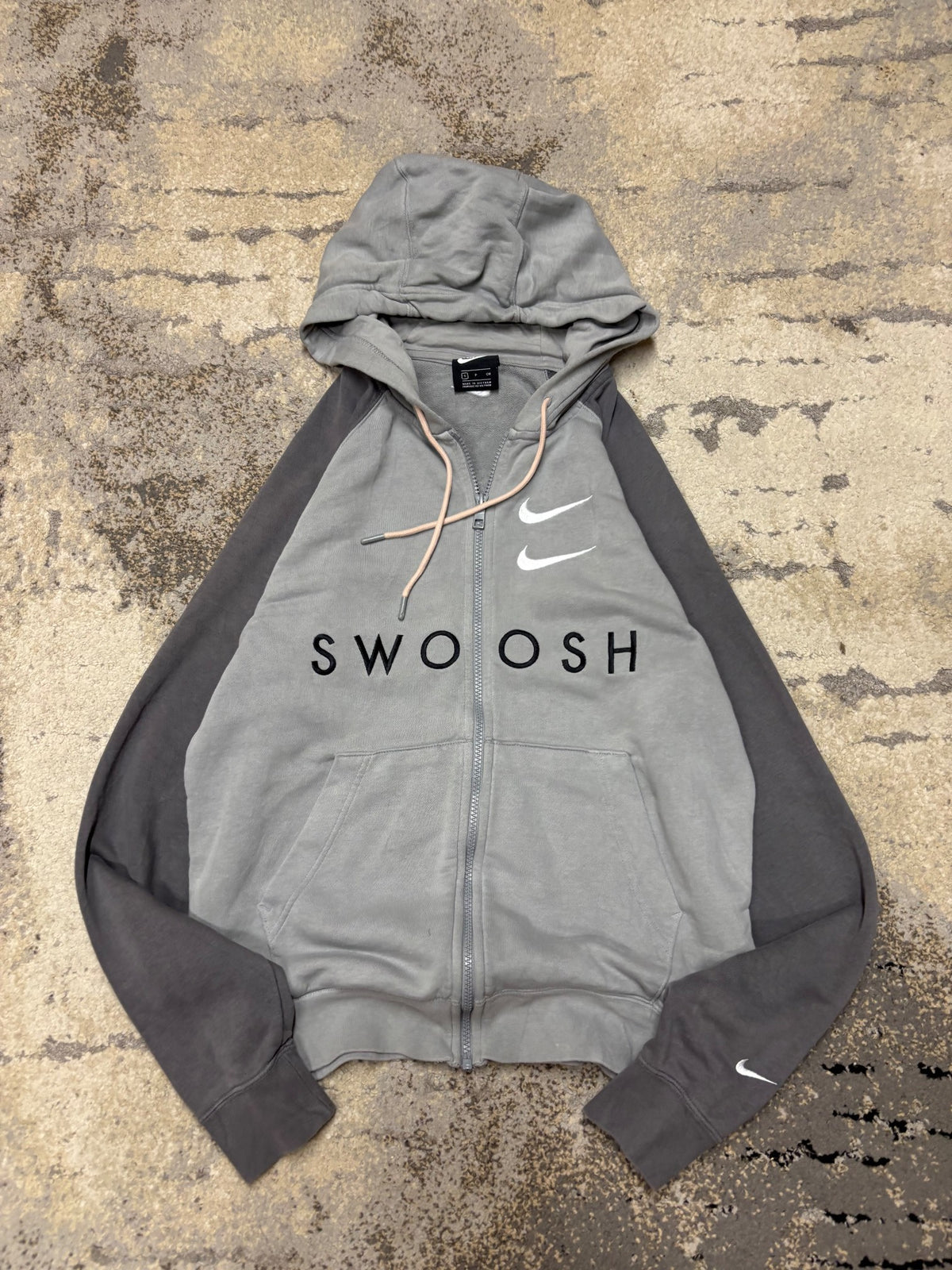 Bluza Nike hoodie, damskie w dobrym stanie rozmiar S, widok z przodu