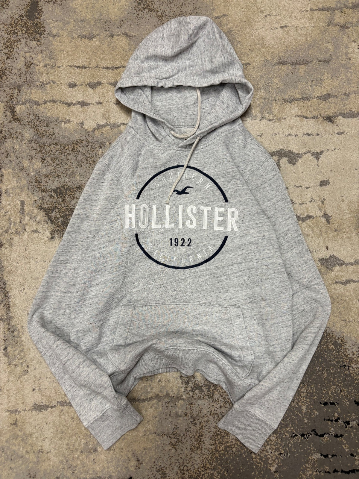 Bluza hoodie hollister, damskie w dobrym stanie rozmiar M, widok z przodu