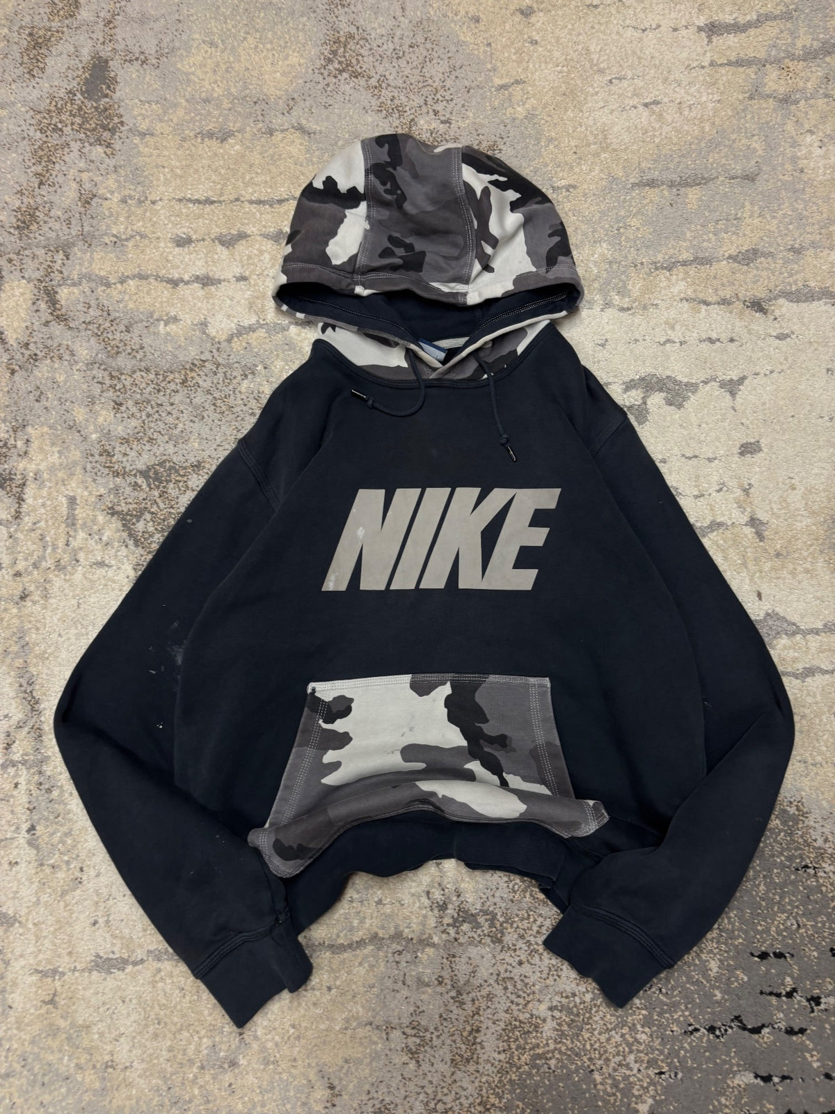 Bluza Nike hoodie, męskie w dobrym stanie rozmiar M, widok z przodu