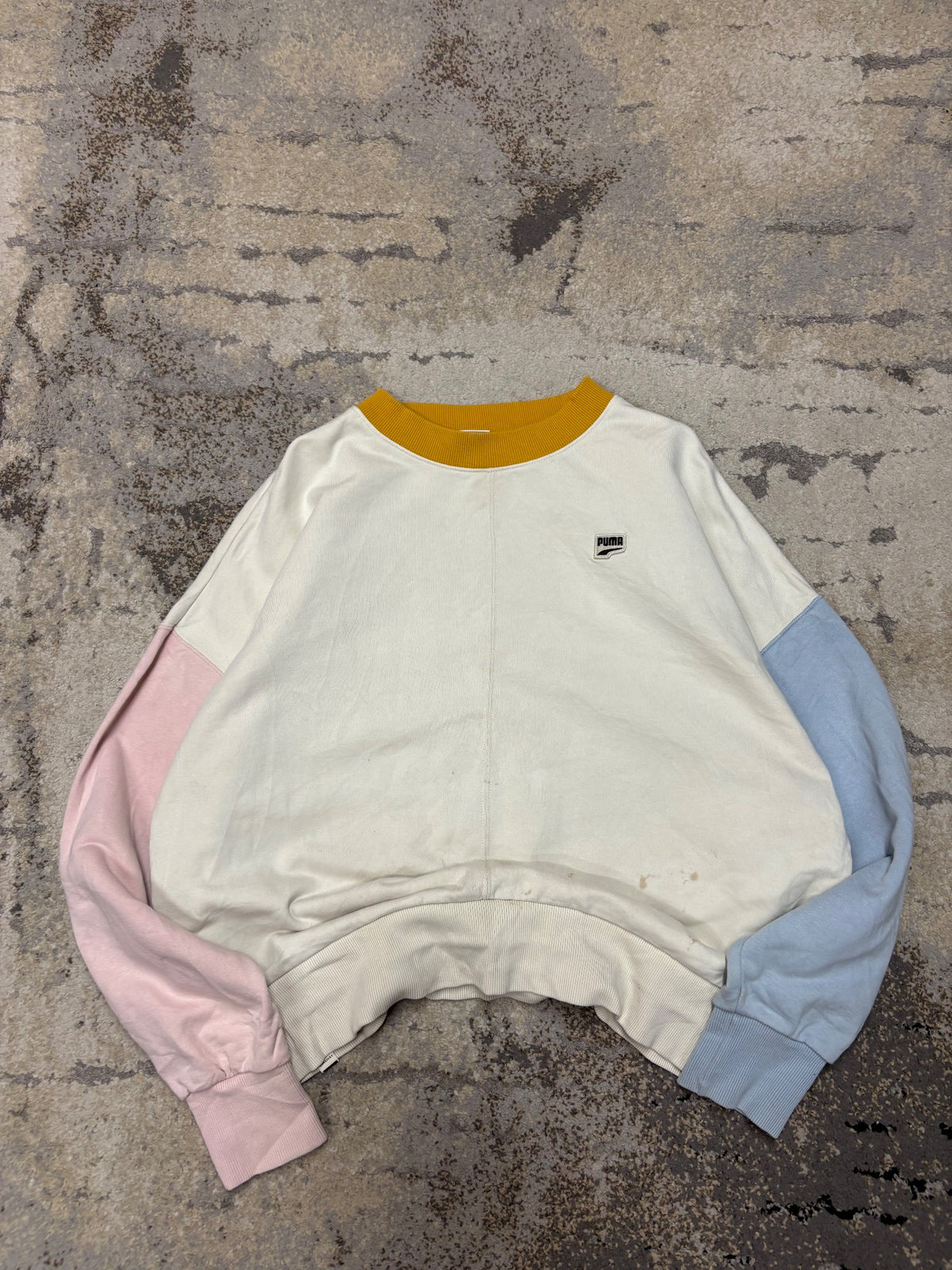 Bluza Puma crevneck, damskie w dobrym stanie rozmiar M, widok z przodu