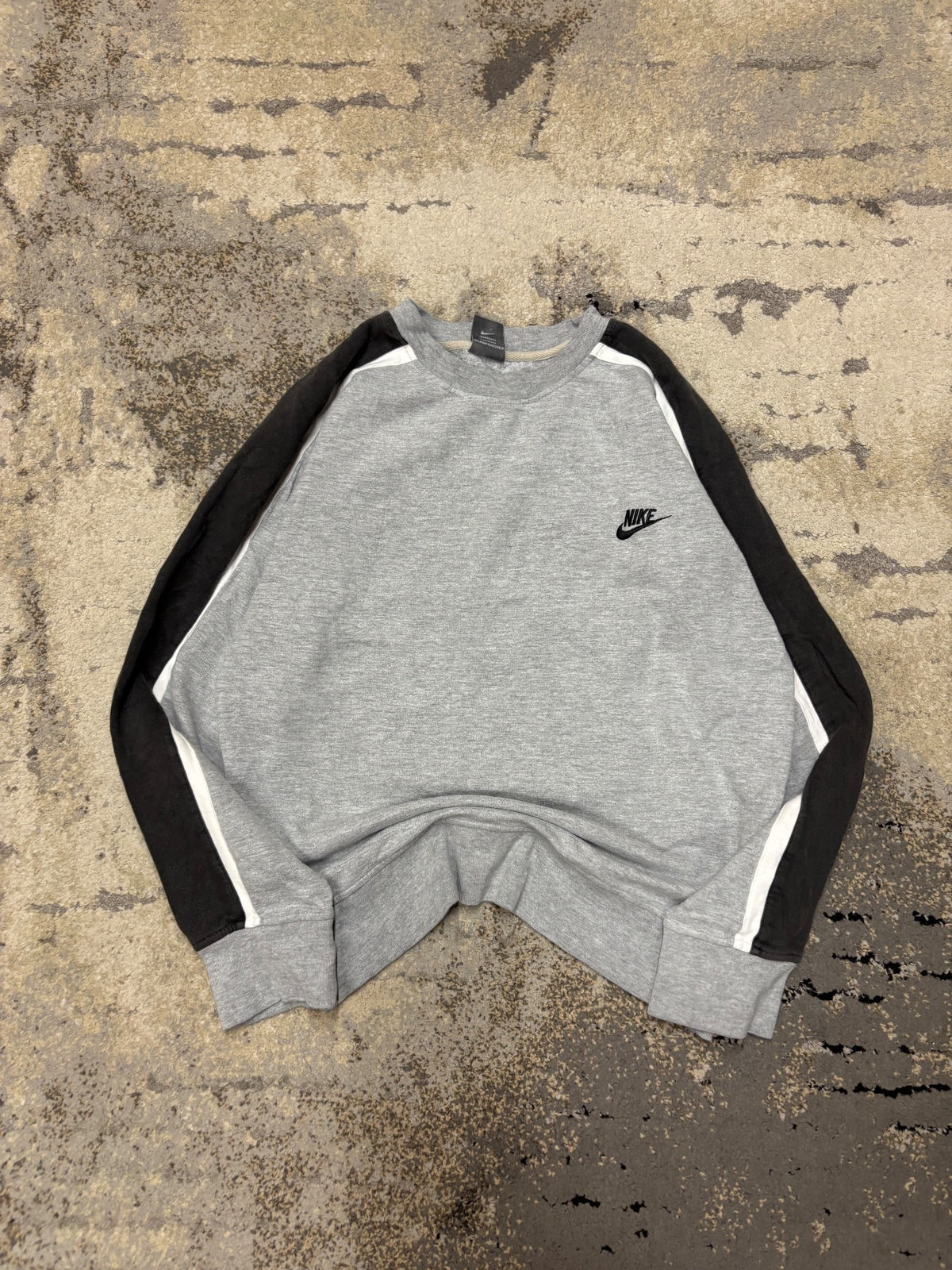 Bluza Nike crevneck vintage retro y2k, damskie w bardzo dobrym stanie rozmiar M, widok z przodu