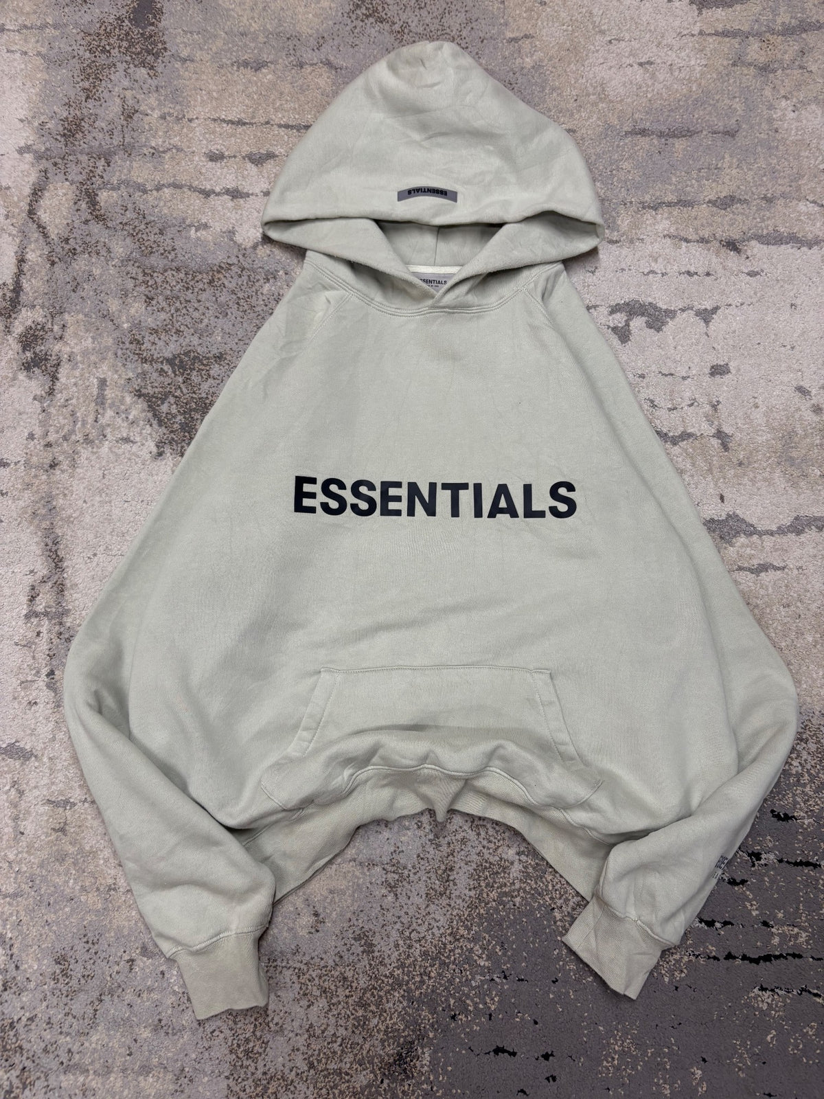 Bluza Essentials hoodie, męskie w bardzo dobrym stanie rozmiar M, widok z przodu