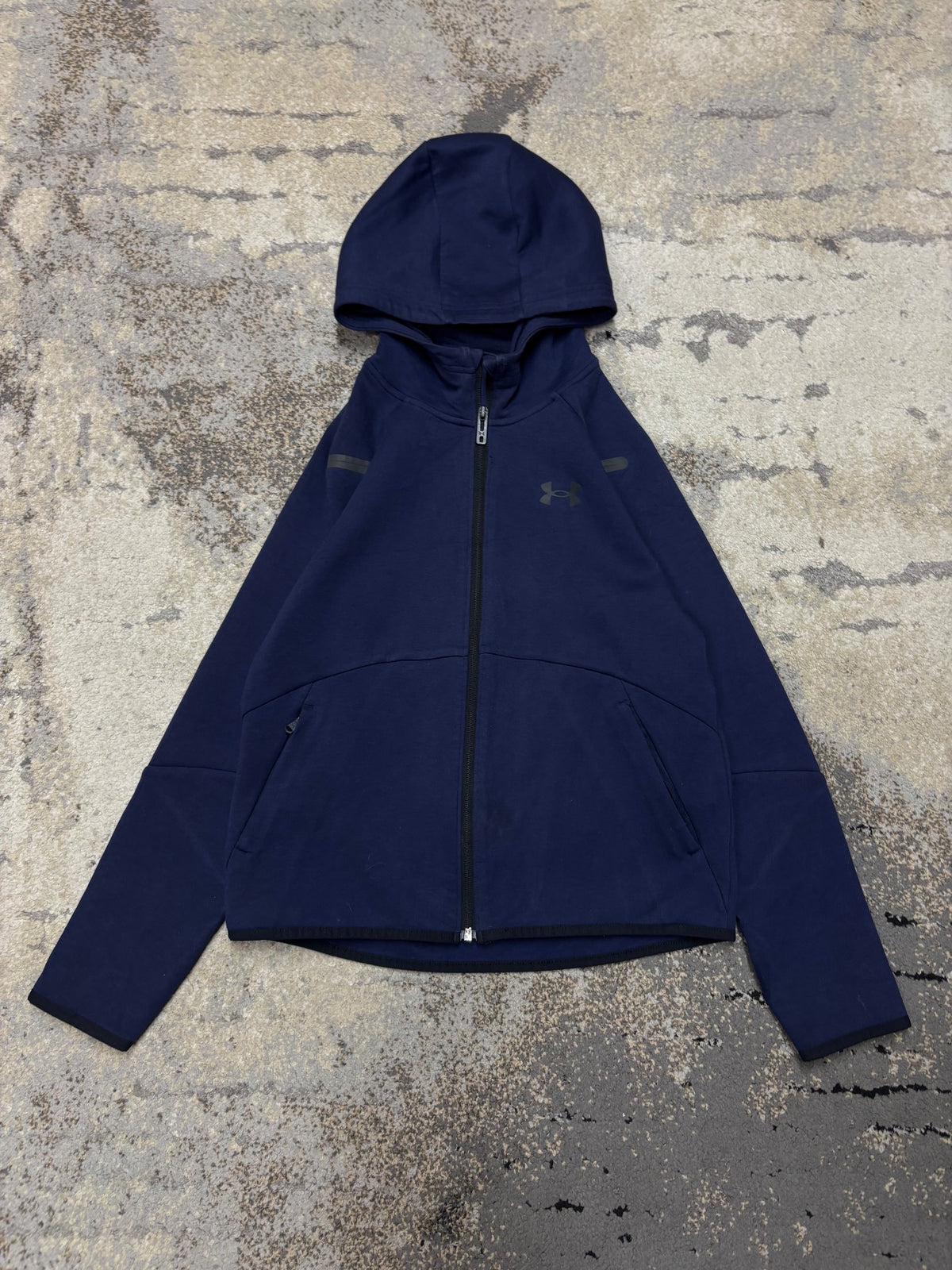 Bluza Under Armour zipp, dziecięce w bardzo dobrym stanie rozmiar M, widok z przodu
