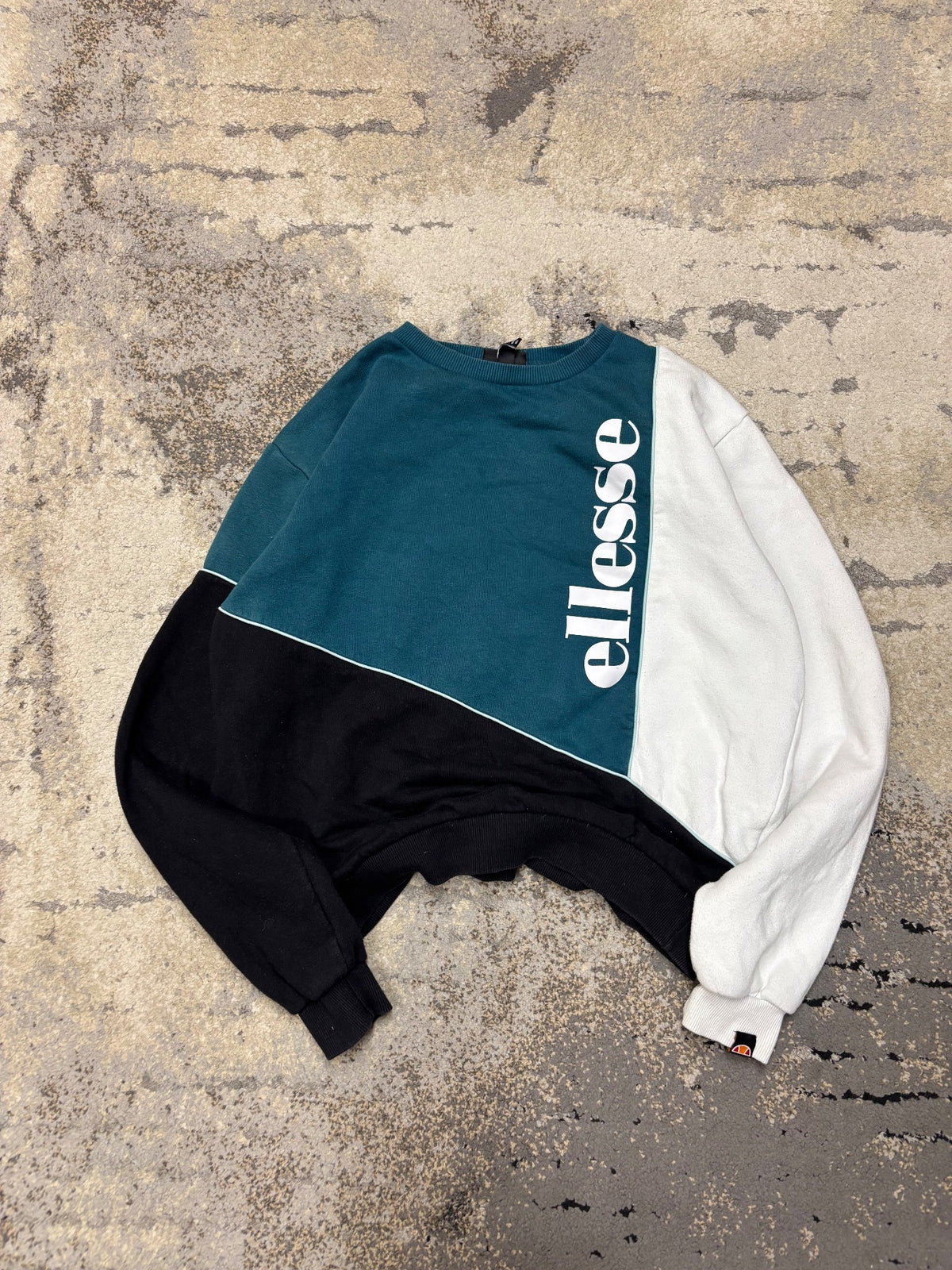 Bluza Ellesse crevneck, damskie w dobrym stanie rozmiar M, widok z przodu