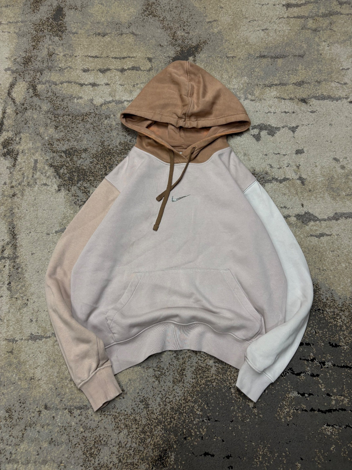 Bluza Nike hoodie, damskie w dobrym stanie rozmiar XS, widok z przodu