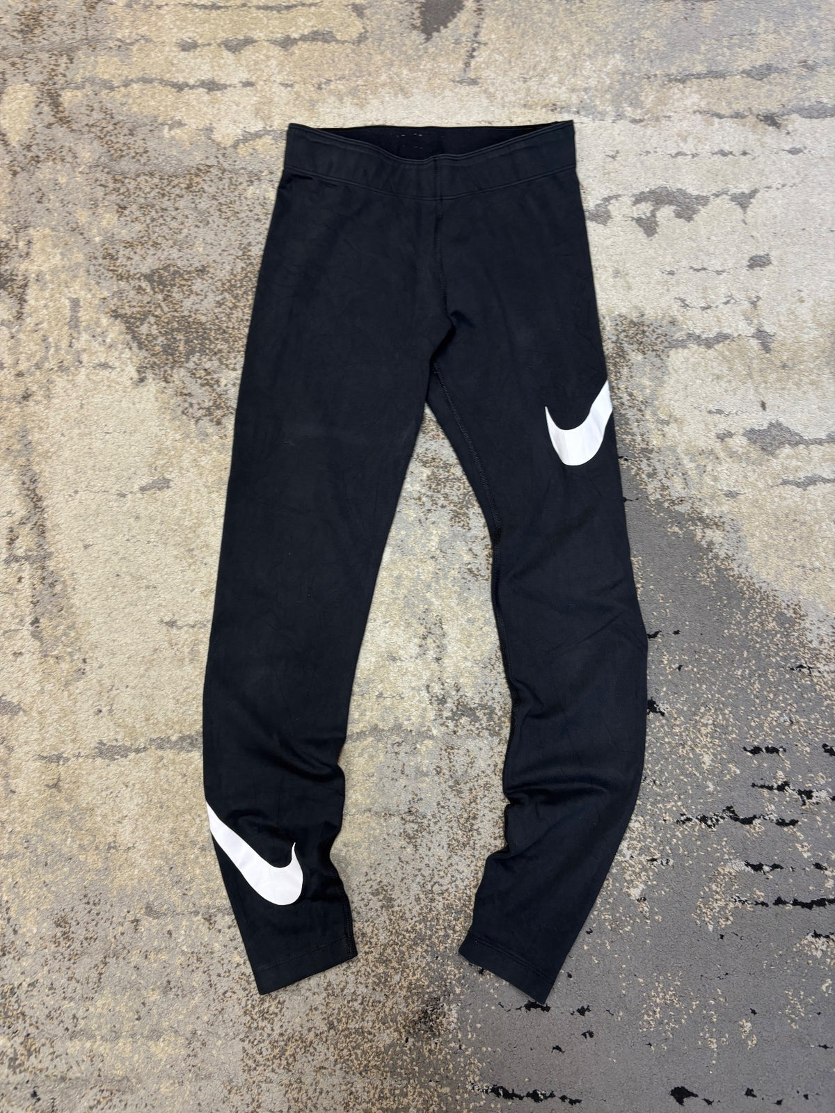 Legginsy Nike, damskie w bardzo dobrym stanie rozmiar S, widok z przodu