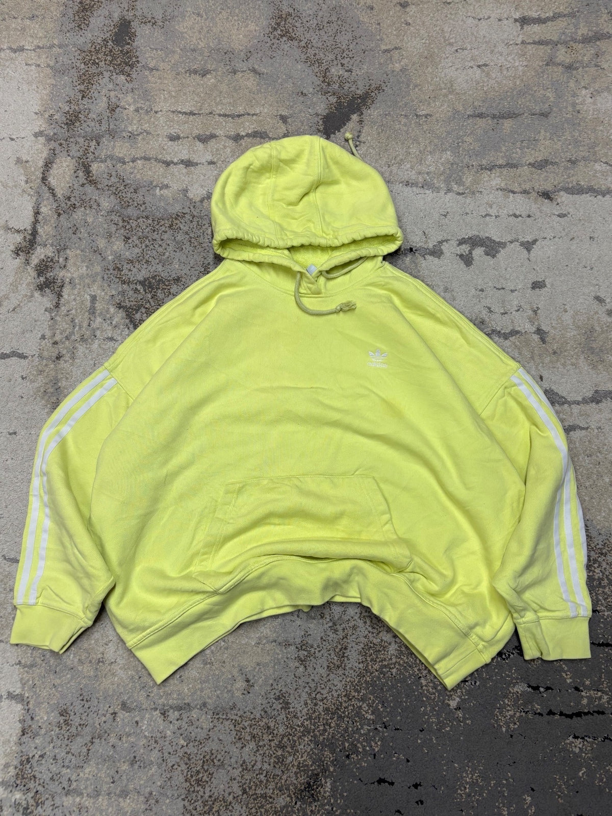 Bluza Adidas hoodie, damskie w bardzo dobrym stanie rozmiar M, widok z przodu