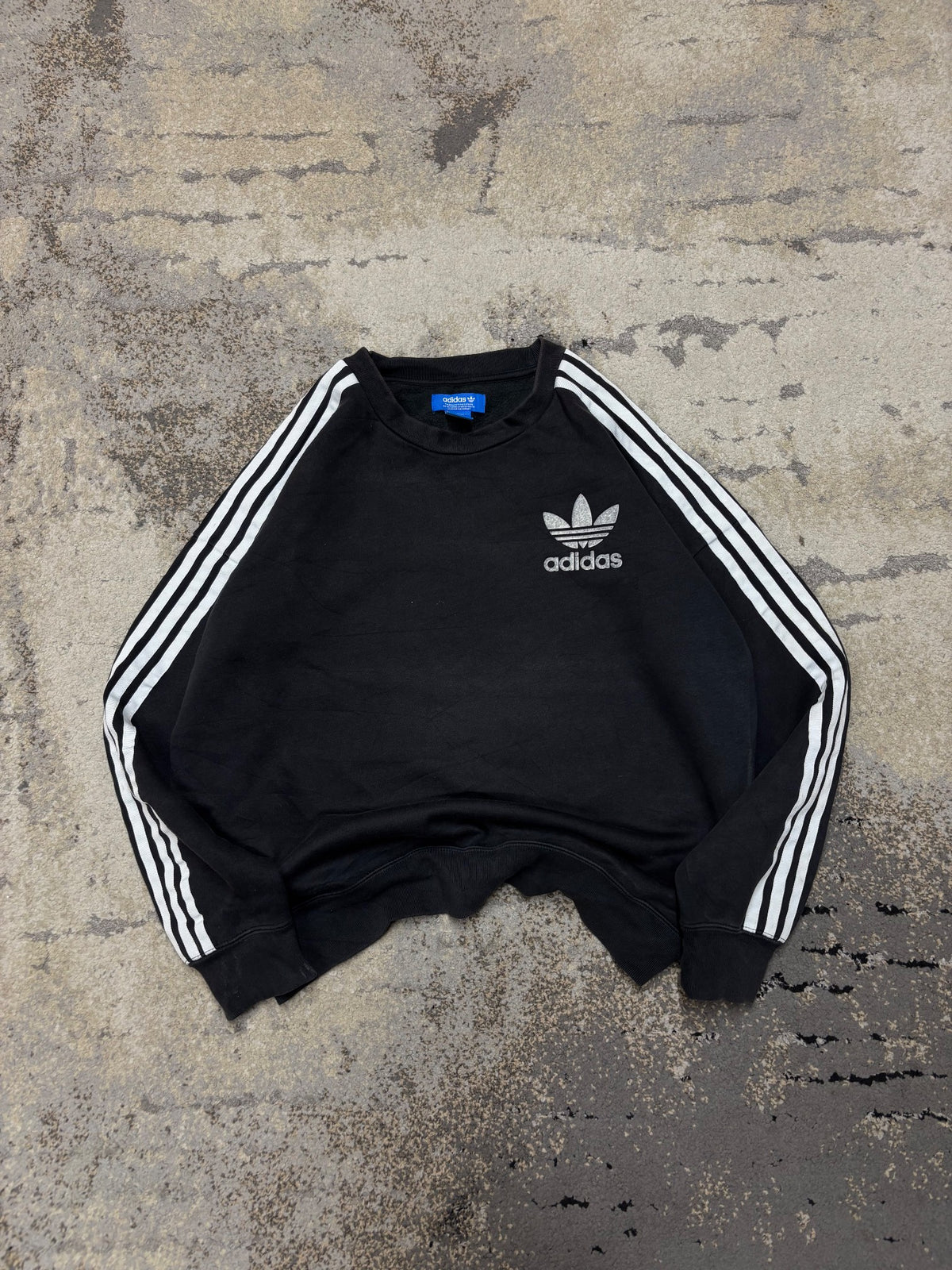 Bluza Adidas crevneck, damskie w bardzo dobrym stanie rozmiar S, widok z przodu