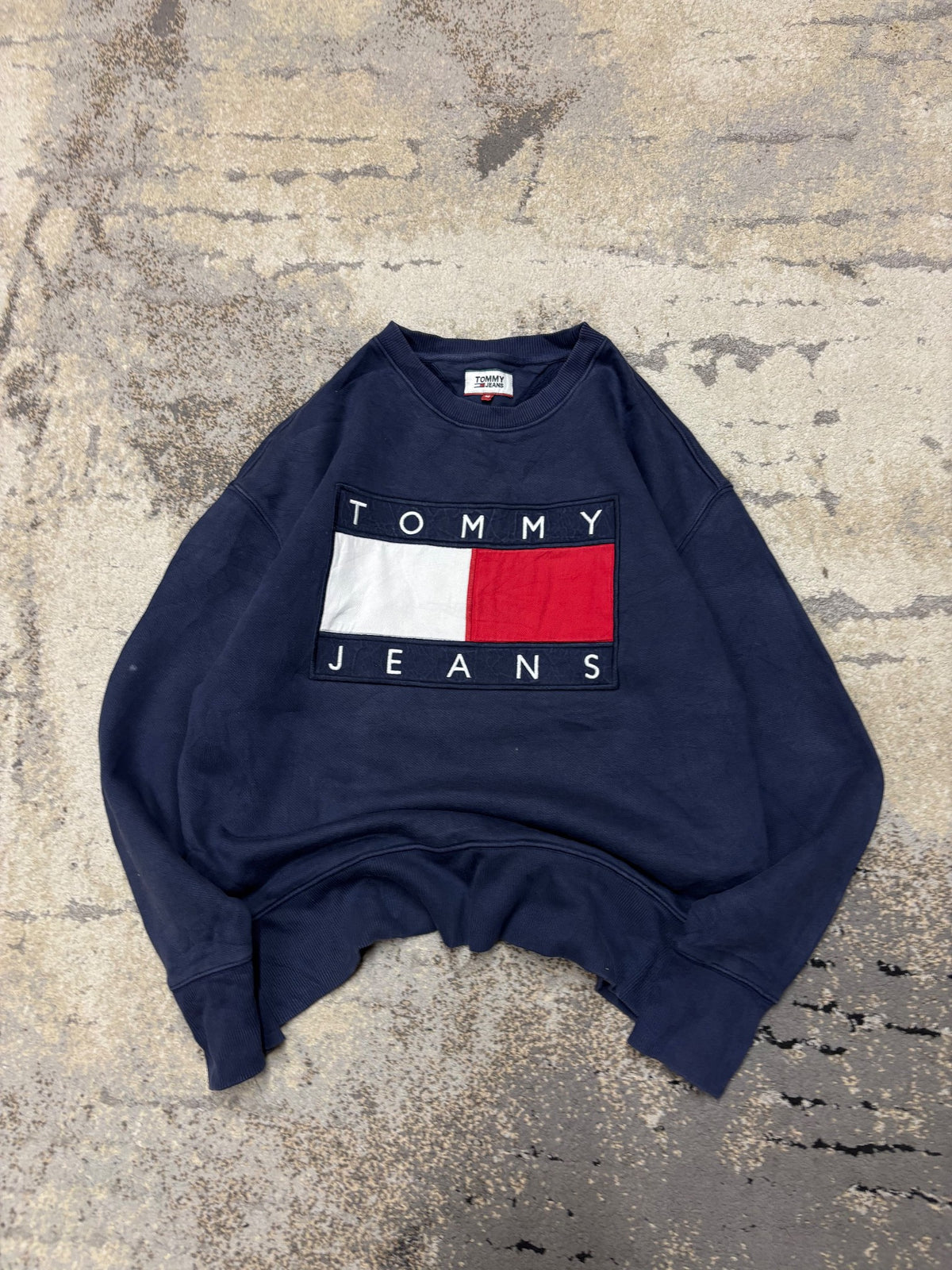 Bluza Tommy Hilfiger crevneck, damskie w bardzo dobrym stanie rozmiar M, widok z przodu