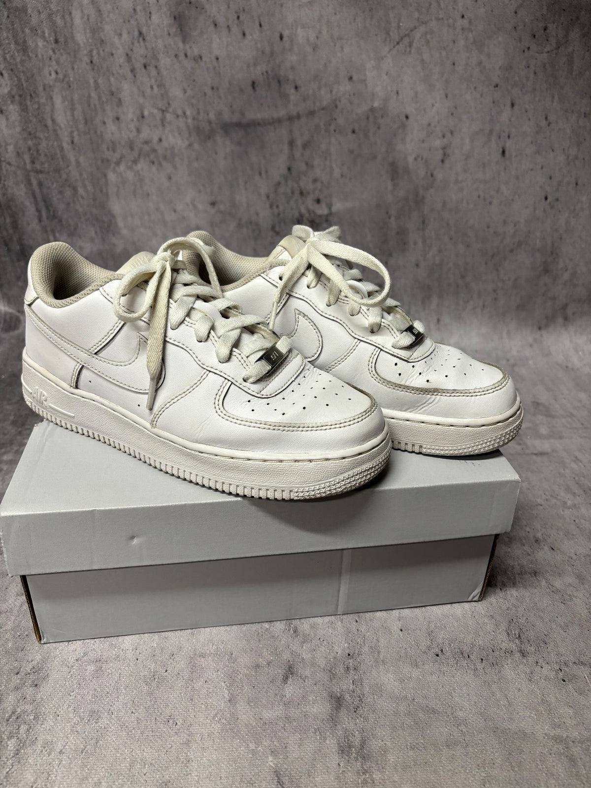 Nike Air Force 1, buty sportowe damskie w bardzo dobrym stanie rozmiar 38.5, para butów