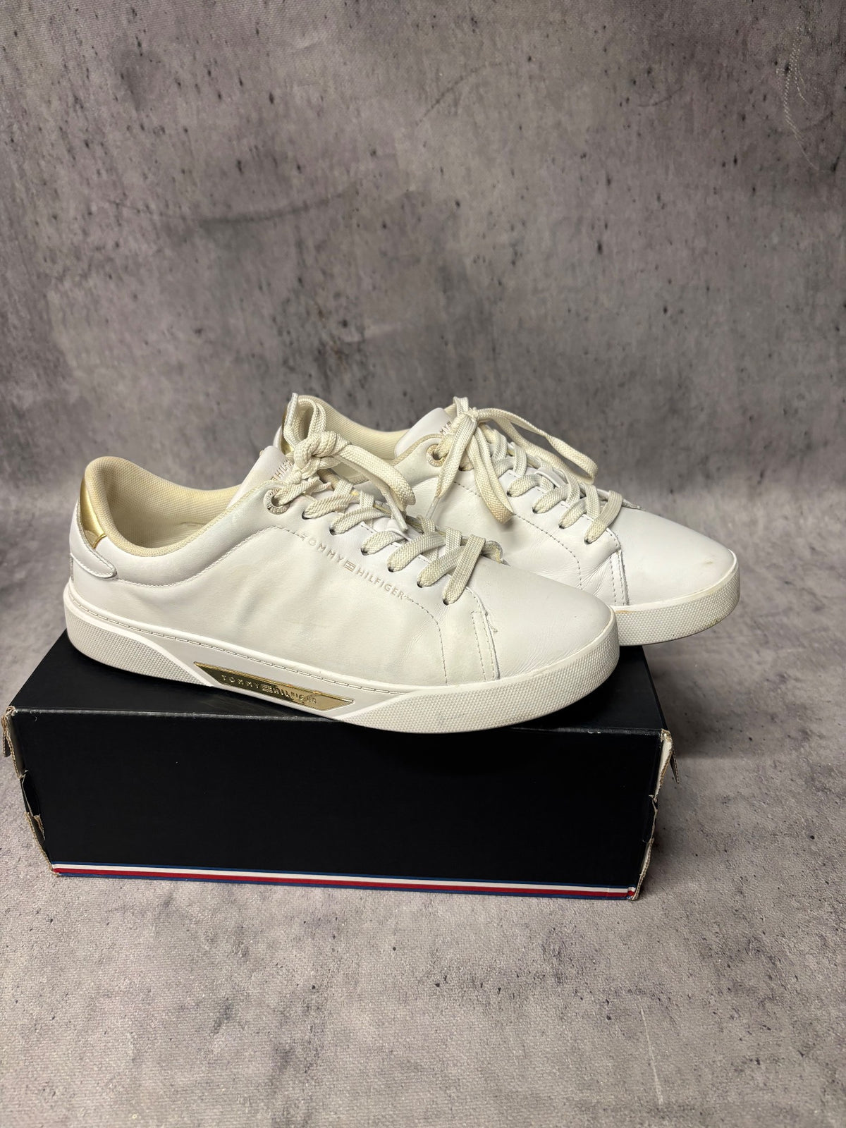 Tommy Hilfiger Buty sneakersy Tommy Hilfiger, buty sportowe damskie w bardzo dobrym stanie rozmiar 41, para butów
