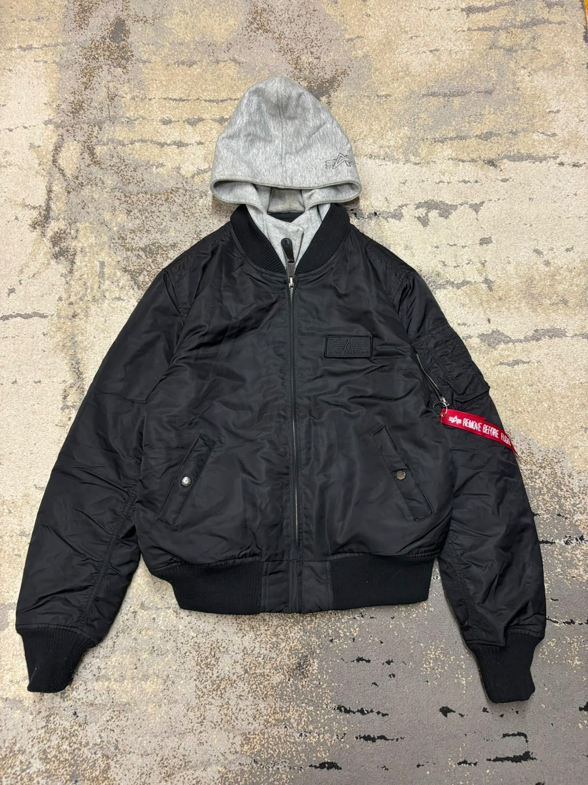 Kurtka Alpha Industries MA-1 D-Tec Hood Bomberka odpinany wkład, męskie w bardzo dobrym stanie rozmiar L, widok z przodu