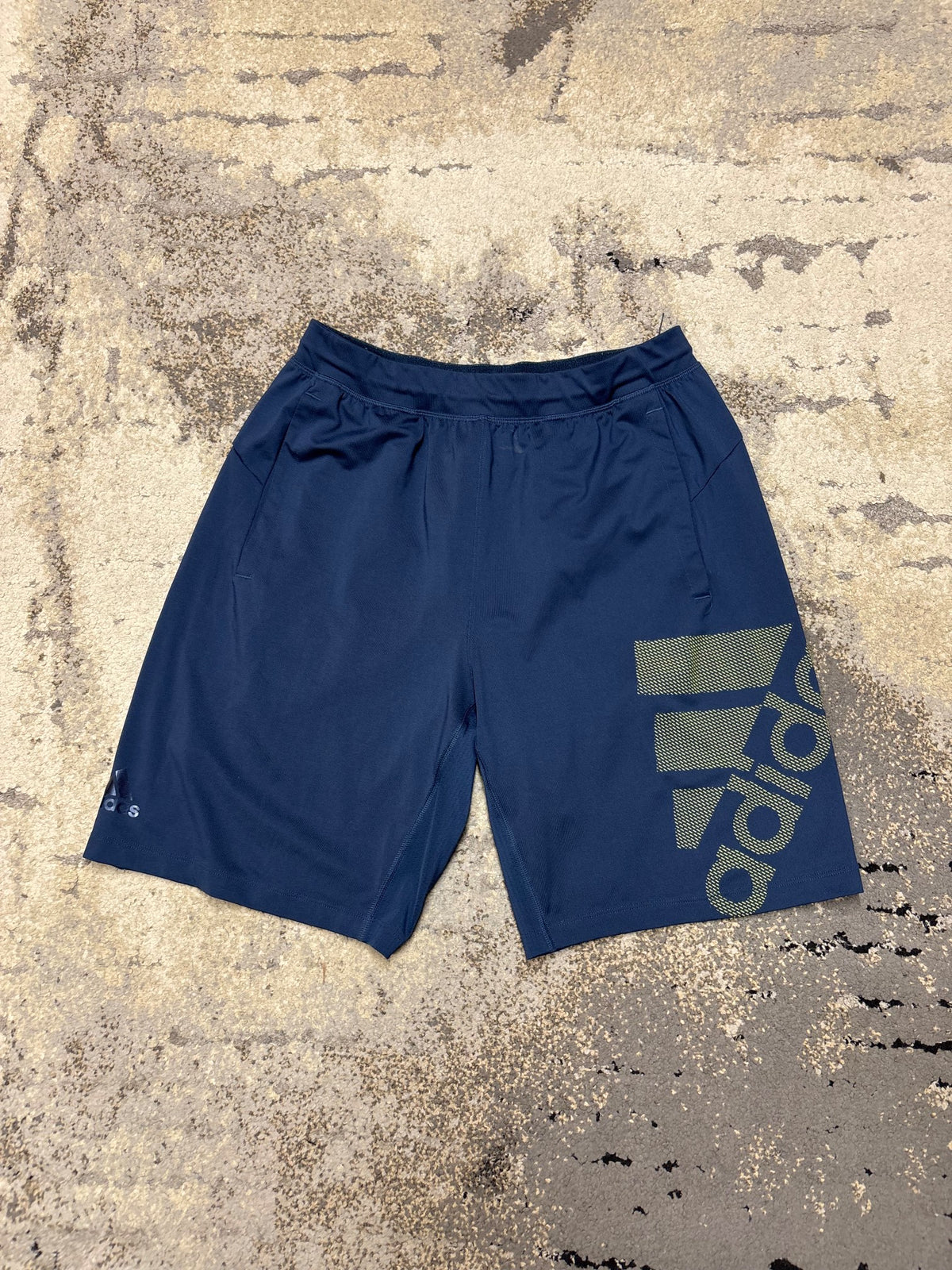 Spodenki Adidas, męskie w bardzo dobrym stanie rozmiar M, widok z przodu