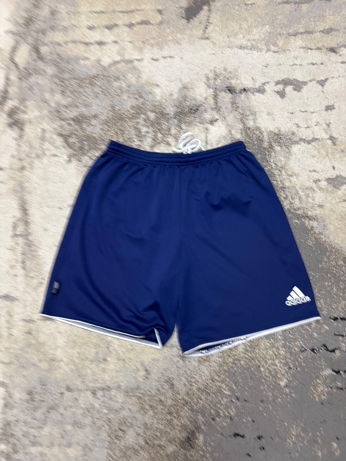 Spodenki Adidas, męskie w bardzo dobrym stanie rozmiar L, widok z przodu
