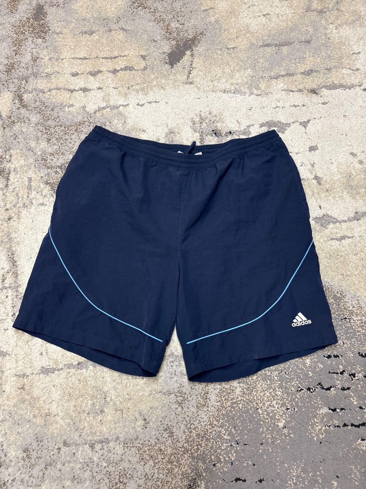 Spodenki Adidas, męskie w bardzo dobrym stanie rozmiar XL, widok z przodu