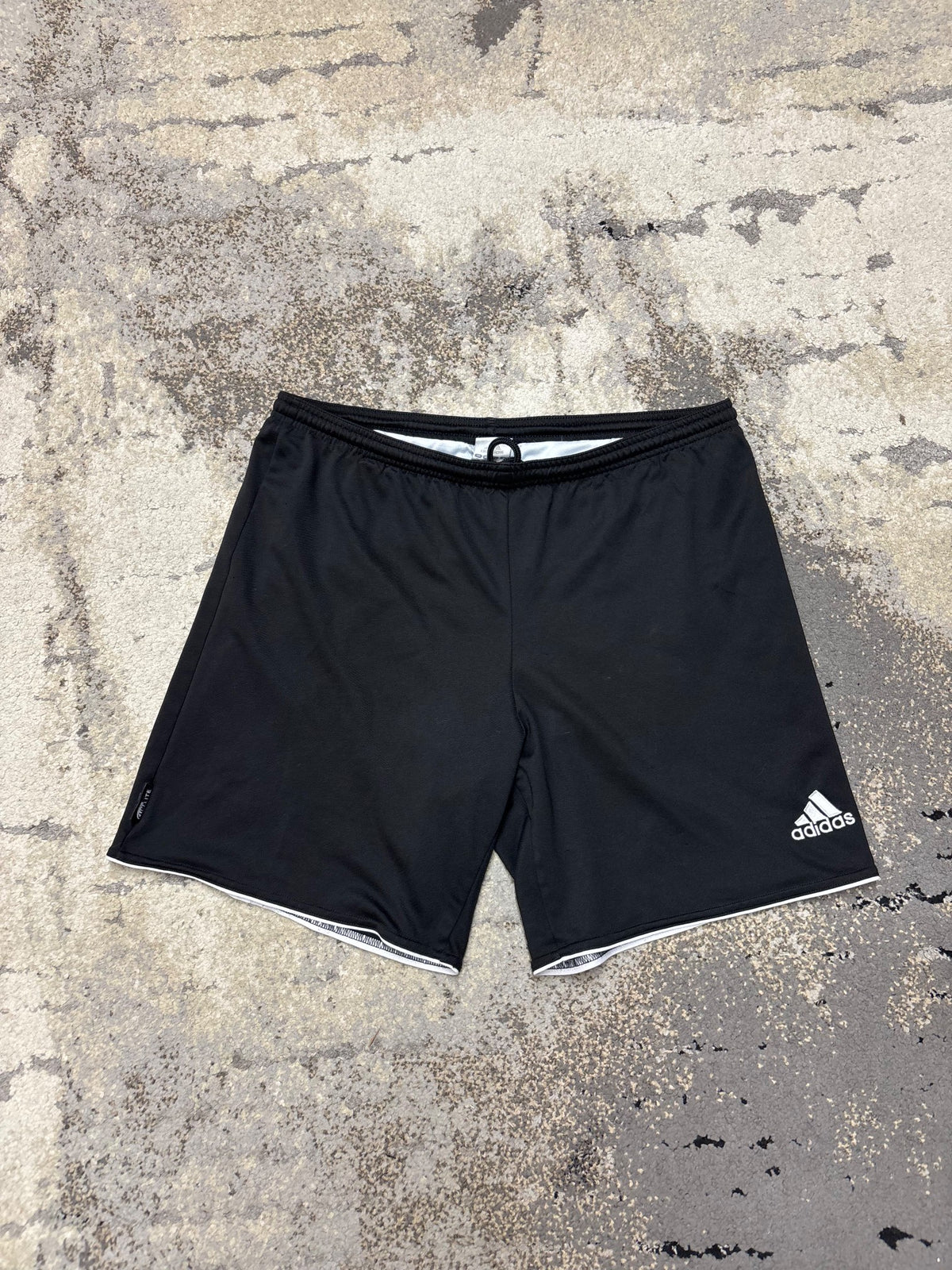 Spodenki Adidas, męskie w bardzo dobrym stanie rozmiar M, widok z przodu