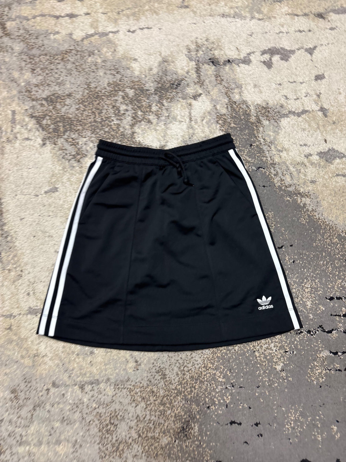 Spódnica Adidas, damskie w bardzo dobrym stanie rozmiar S, widok z przodu