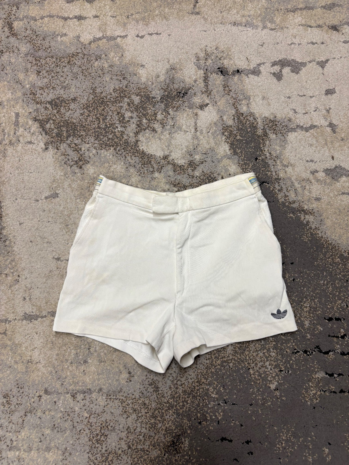 Spodenki Adidas Vintage retro y2k, damskie w bardzo dobrym stanie rozmiar XS, detal