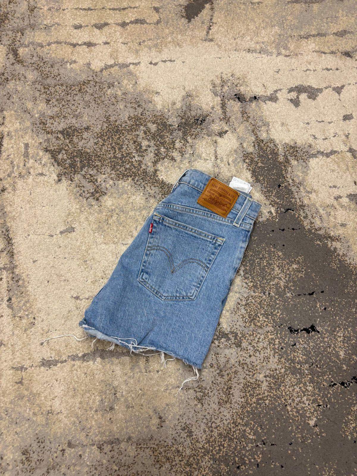 Levi's Spodenki Jeansowe LEVI’S, damskie w bardzo dobrym stanie rozmiar S, widok z tyłu