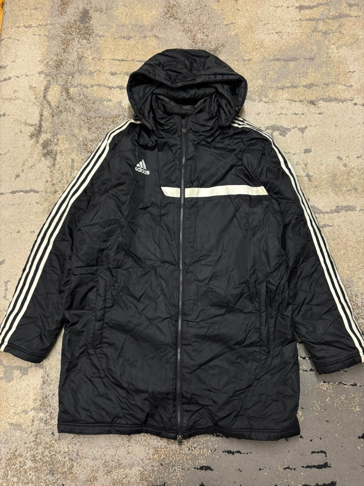 Kurtka Adidas ocieplana, męskie w bardzo dobrym stanie rozmiar L, widok z przodu