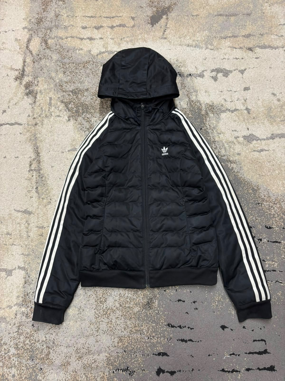 Kurtka damska ocieplana Adidas 3 paski, damskie w bardzo dobrym stanie rozmiar S, widok z przodu