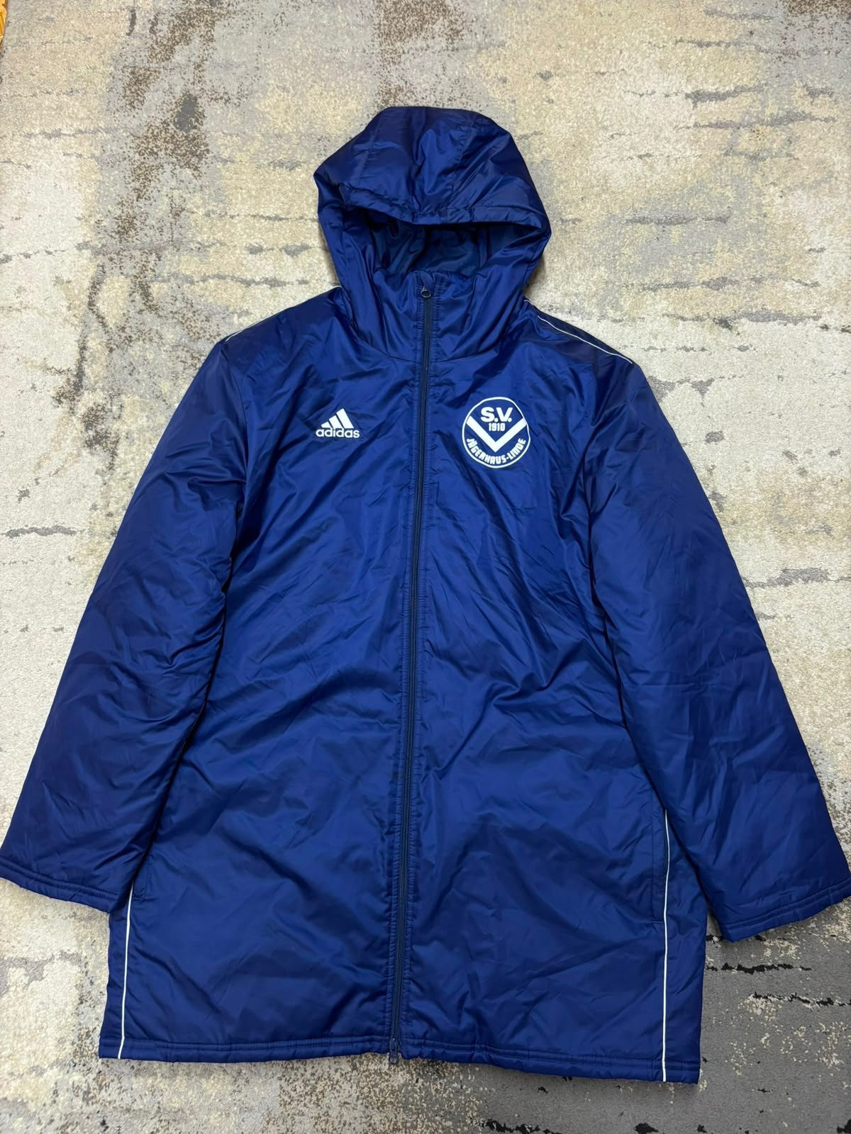 Kurtka Adidas vintage ocieplana, męskie w bardzo dobrym stanie rozmiar L, widok z przodu
