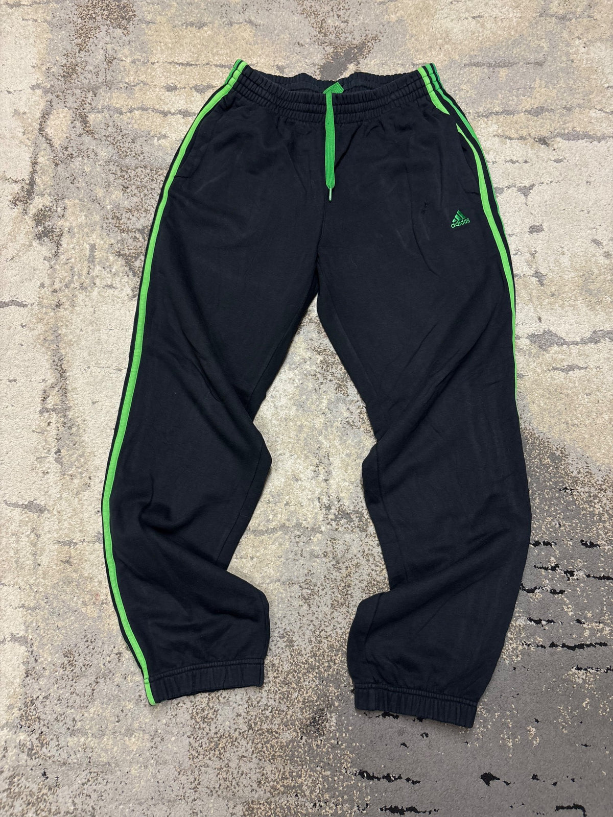 Dresy Adidas, damskie w bardzo dobrym stanie rozmiar M, widok z przodu