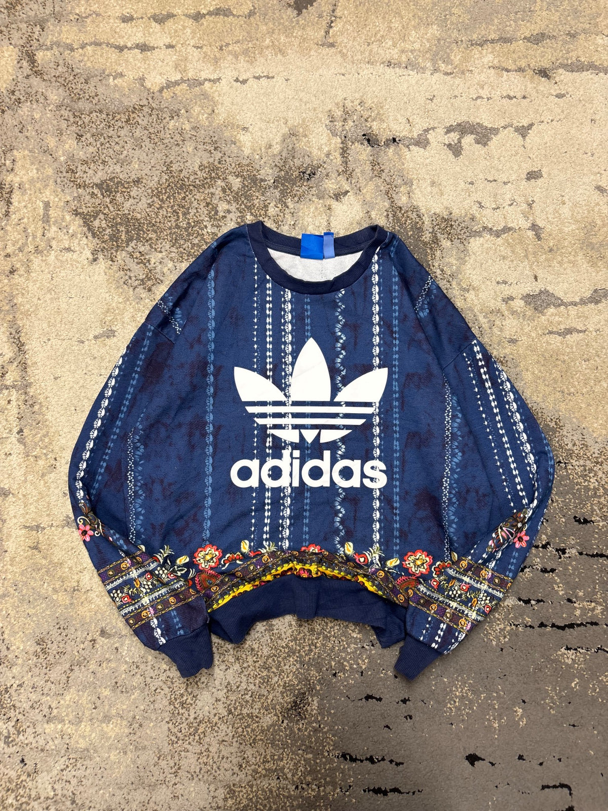 Bluza Adidas crevneck, damskie w bardzo dobrym stanie rozmiar S, widok z przodu