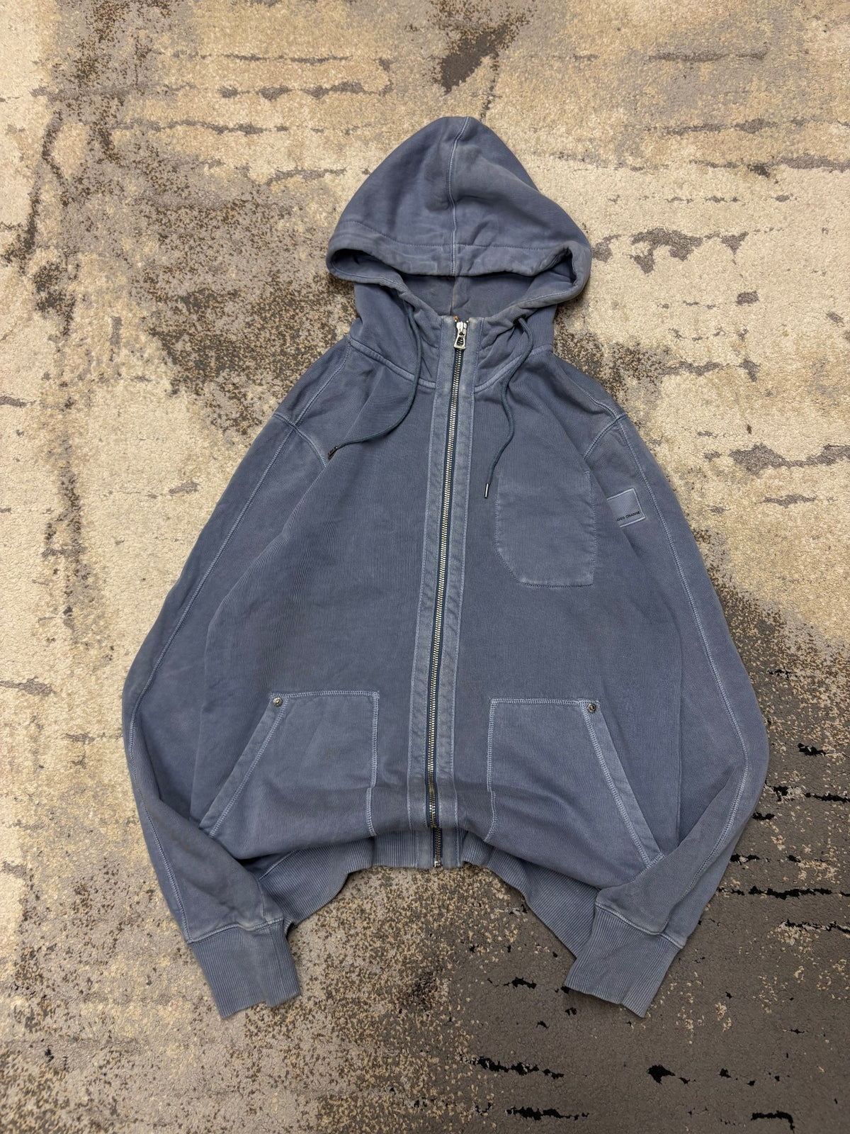 Bluza Hugo Boss zipp, męskie w bardzo dobrym stanie rozmiar M, widok z przodu