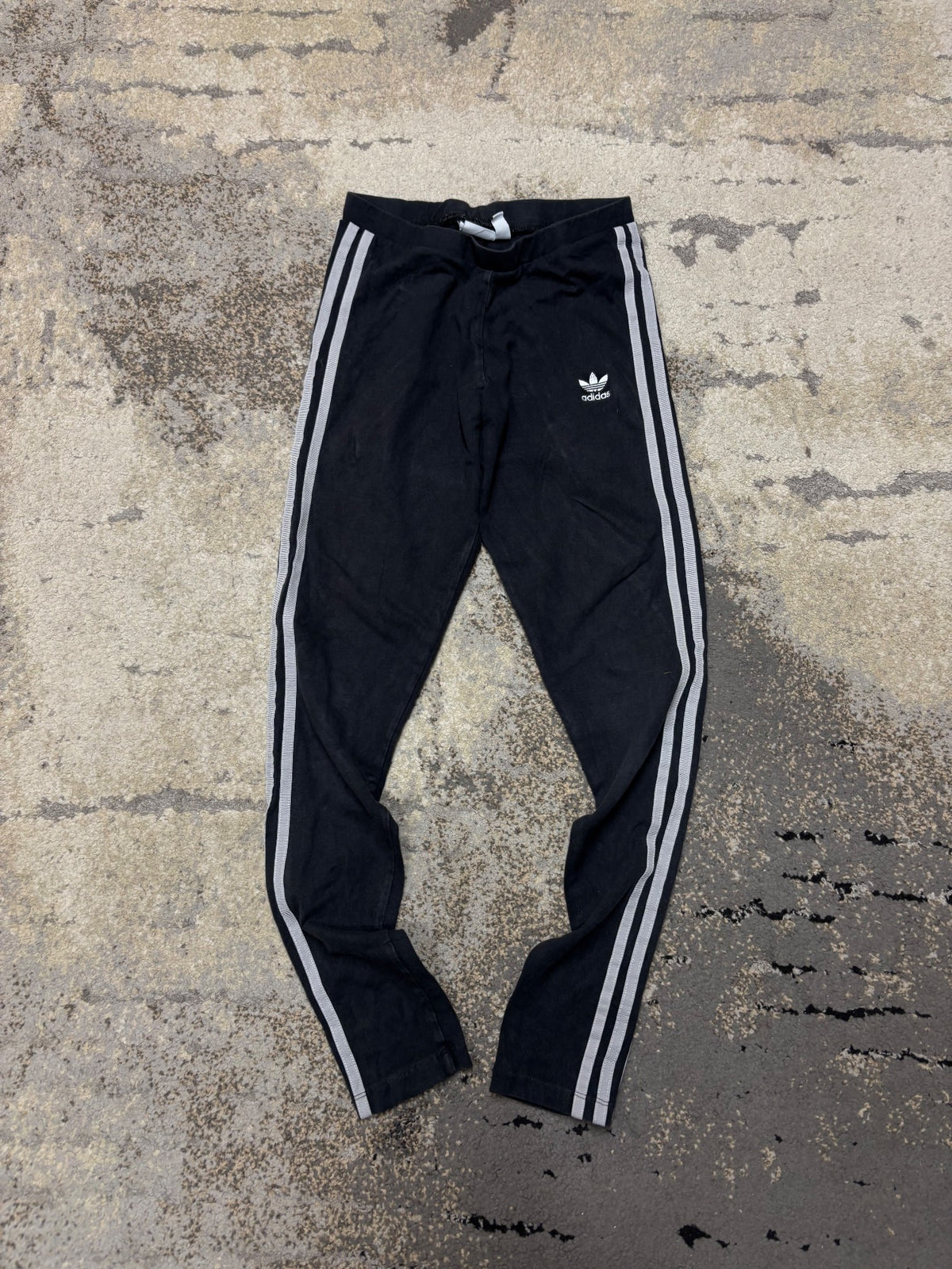 Legginsy adidas, damskie w bardzo dobrym stanie rozmiar XS, detal