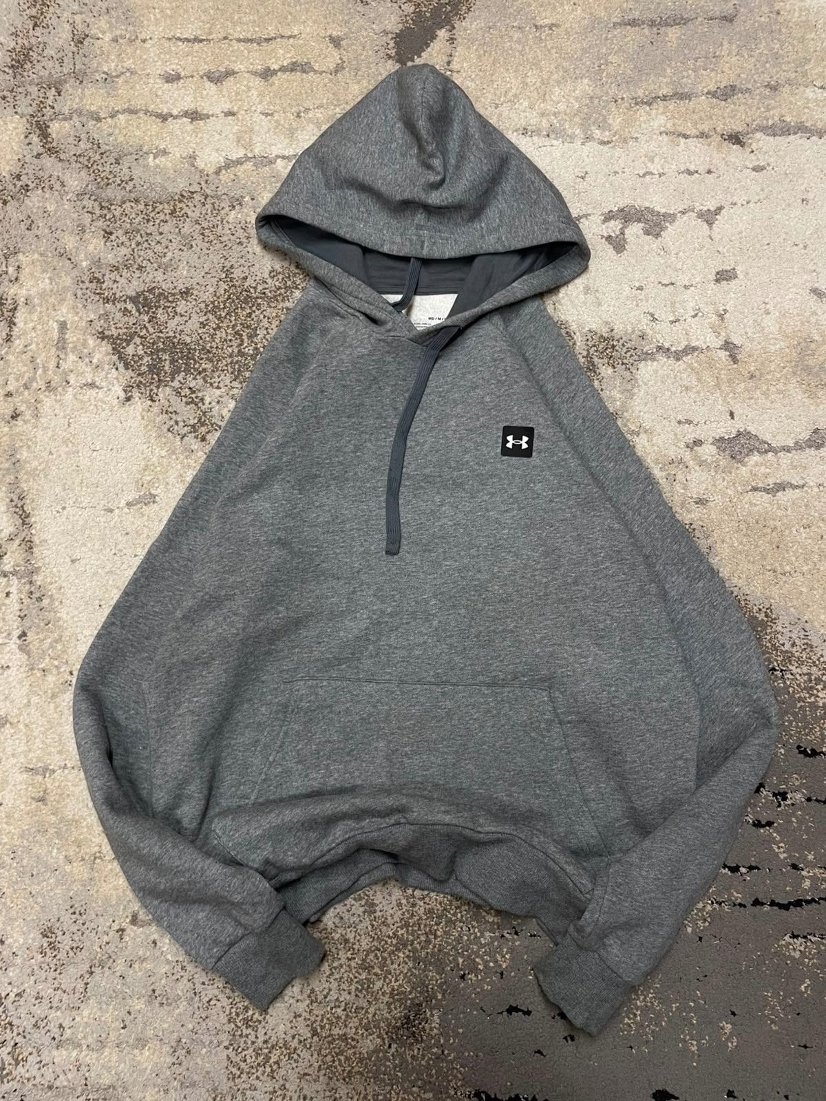 Bluza Under Armour hoodie, damskie w bardzo dobrym stanie rozmiar M, widok z przodu