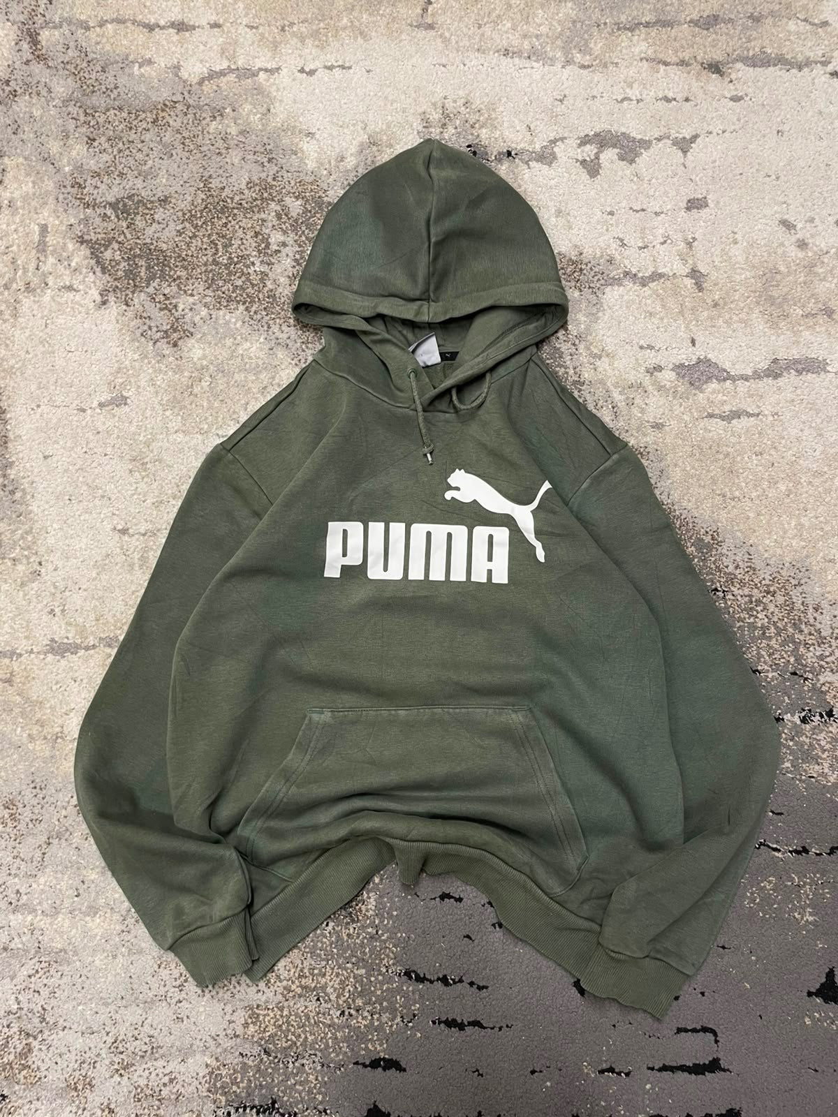 Bluza Puma hoodie, damskie w bardzo dobrym stanie rozmiar M, widok z przodu