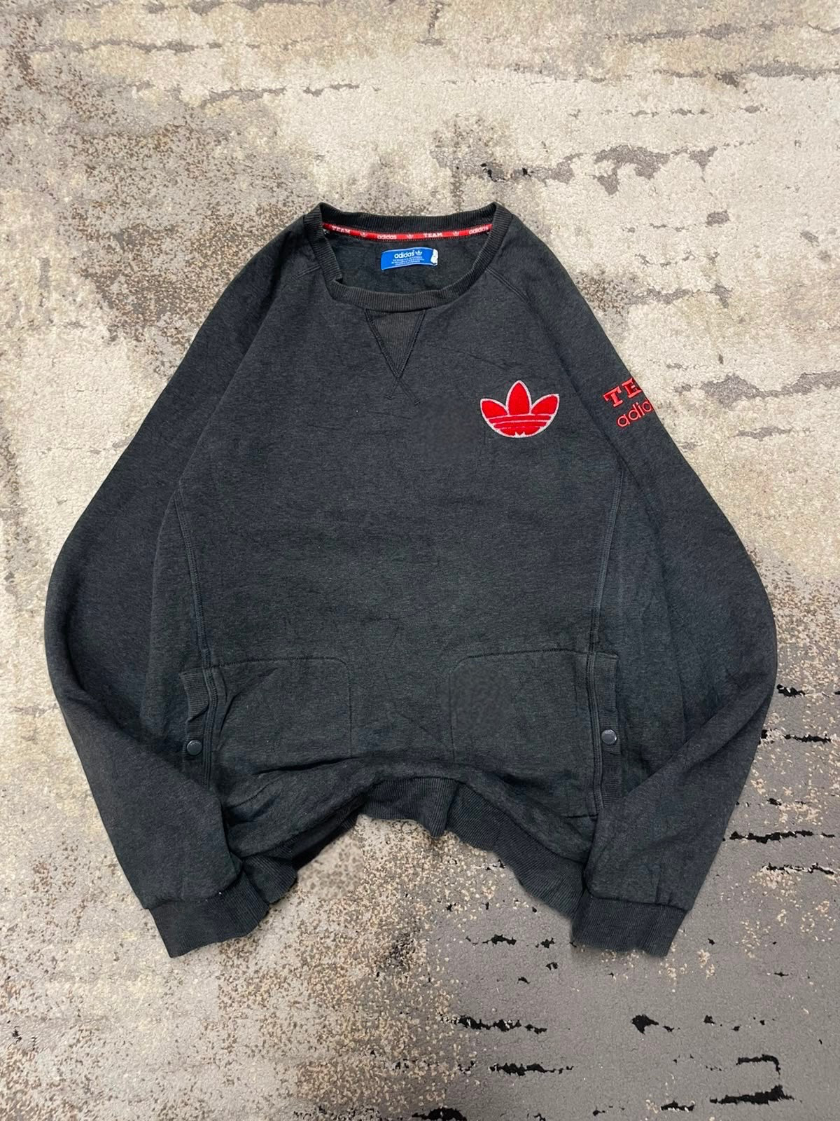 Bluza Adidas crevneck, męskie w bardzo dobrym stanie rozmiar L, widok z przodu