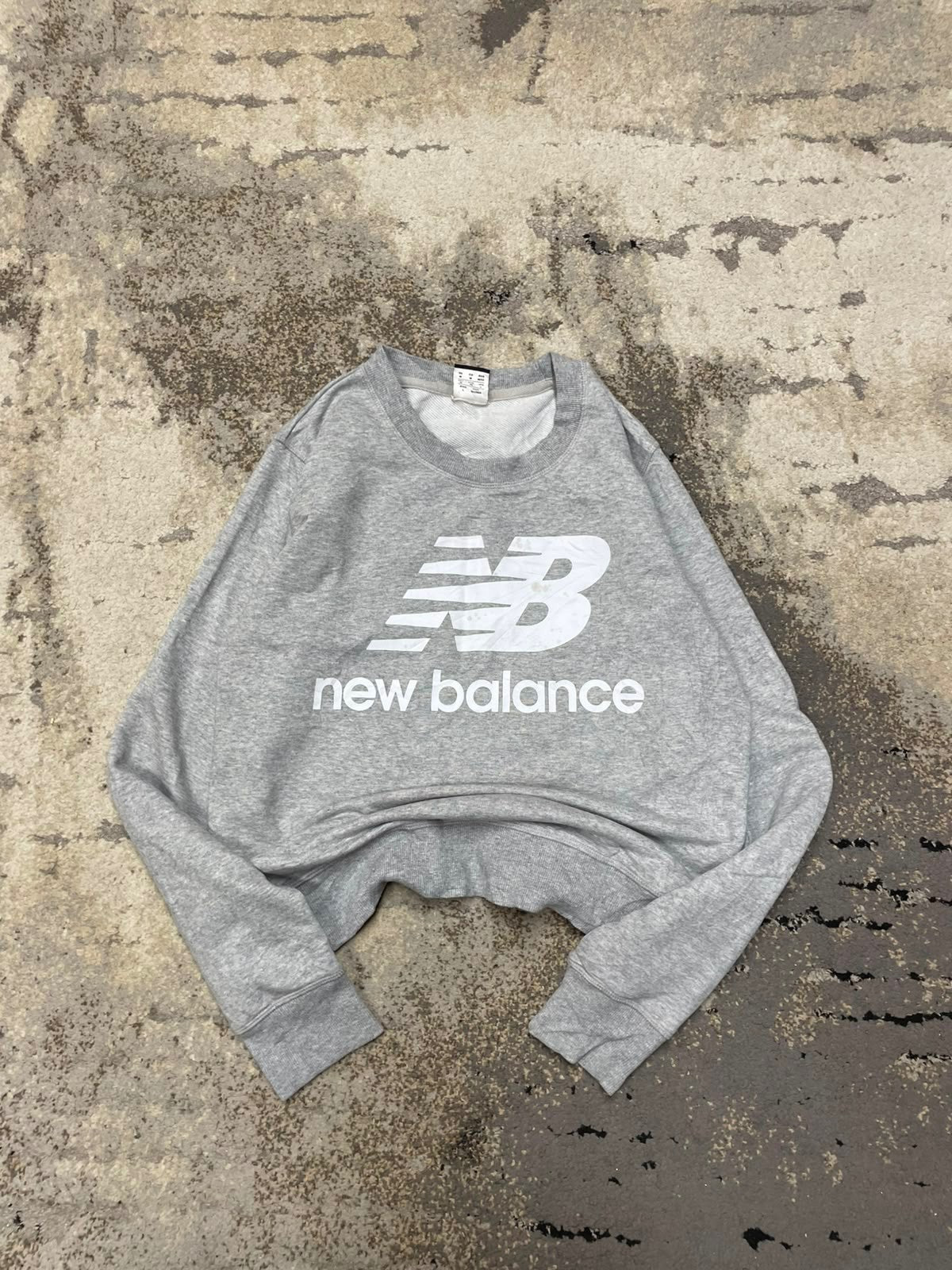 Bluza New Balance crevneck, damskie w dobrym stanie rozmiar M, widok z przodu
