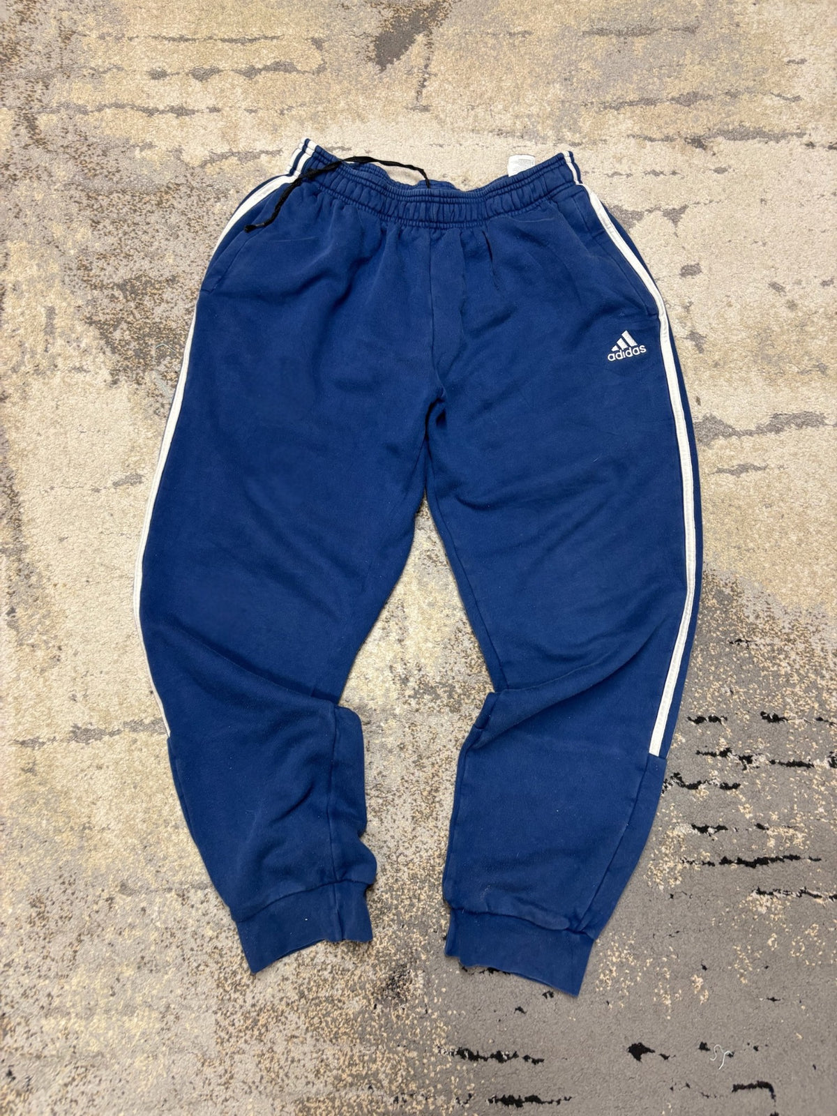 Dresy Adidas 3 paski, męskie w bardzo dobrym stanie rozmiar M, widok z przodu