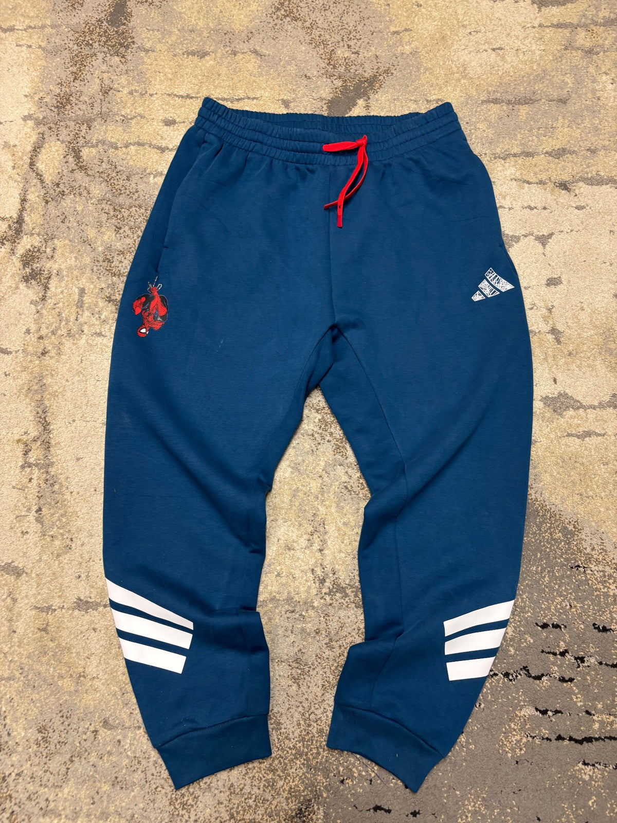 Dresy Adidas x Marvel, męskie w bardzo dobrym stanie rozmiar L, widok z przodu