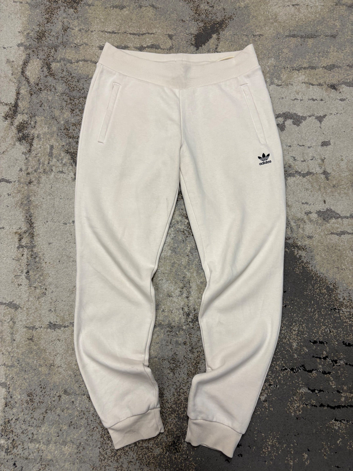 Dresy Adidas haft Logo Basic, damskie w bardzo dobrym stanie rozmiar M, widok z przodu
