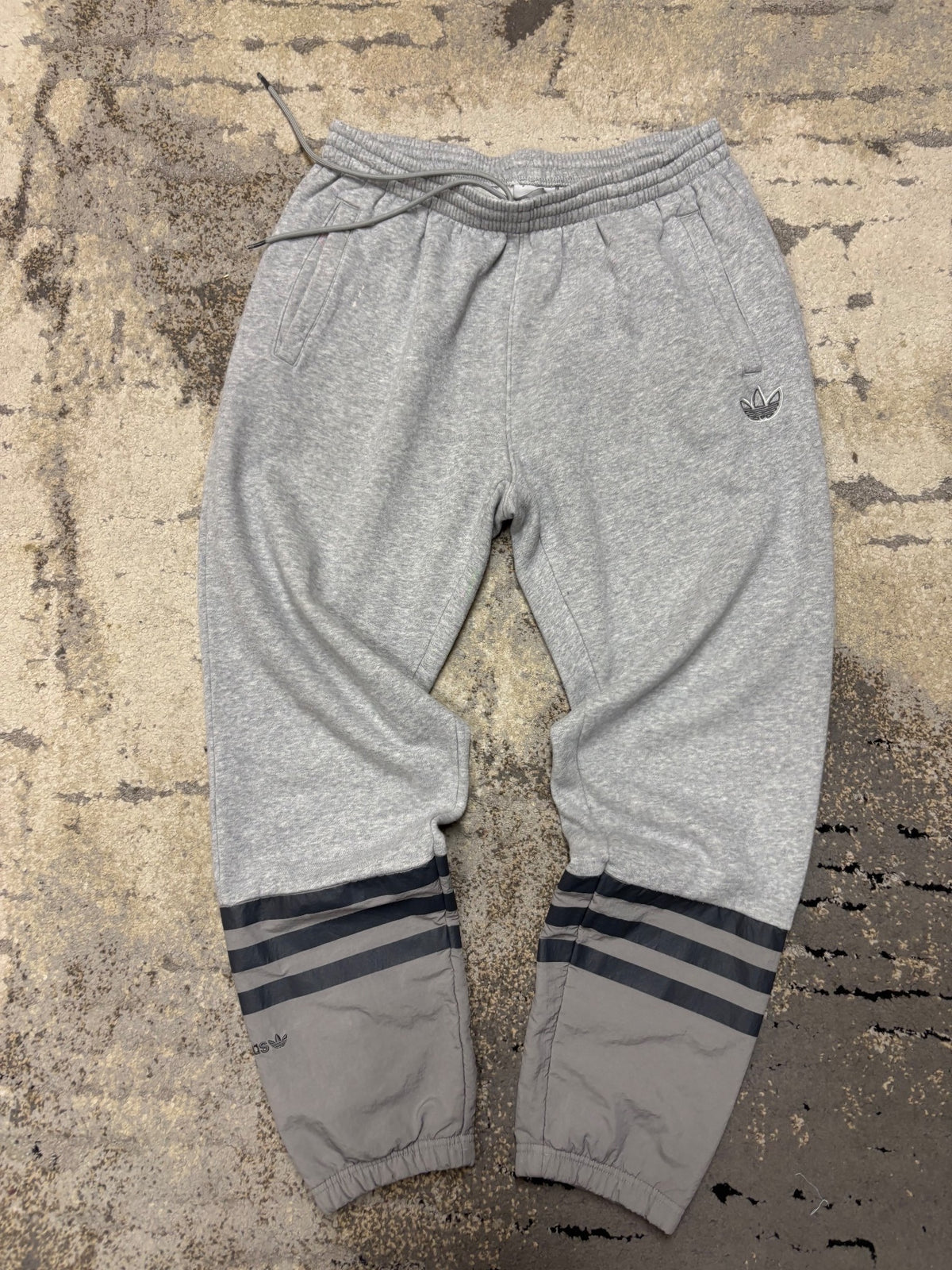 Dresy Adidas lampasy, męskie w bardzo dobrym stanie rozmiar L, widok z przodu
