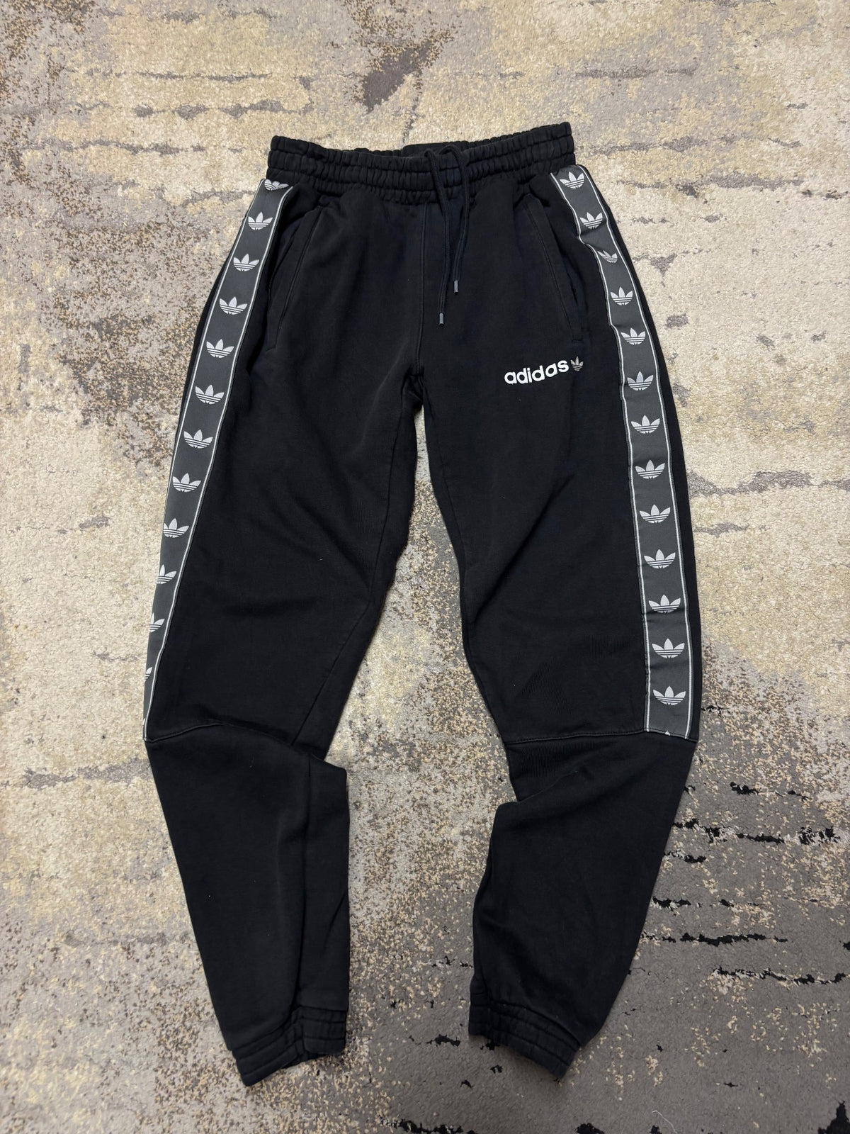 Dresy Adidas lampasy, męskie w bardzo dobrym stanie rozmiar M, widok z przodu