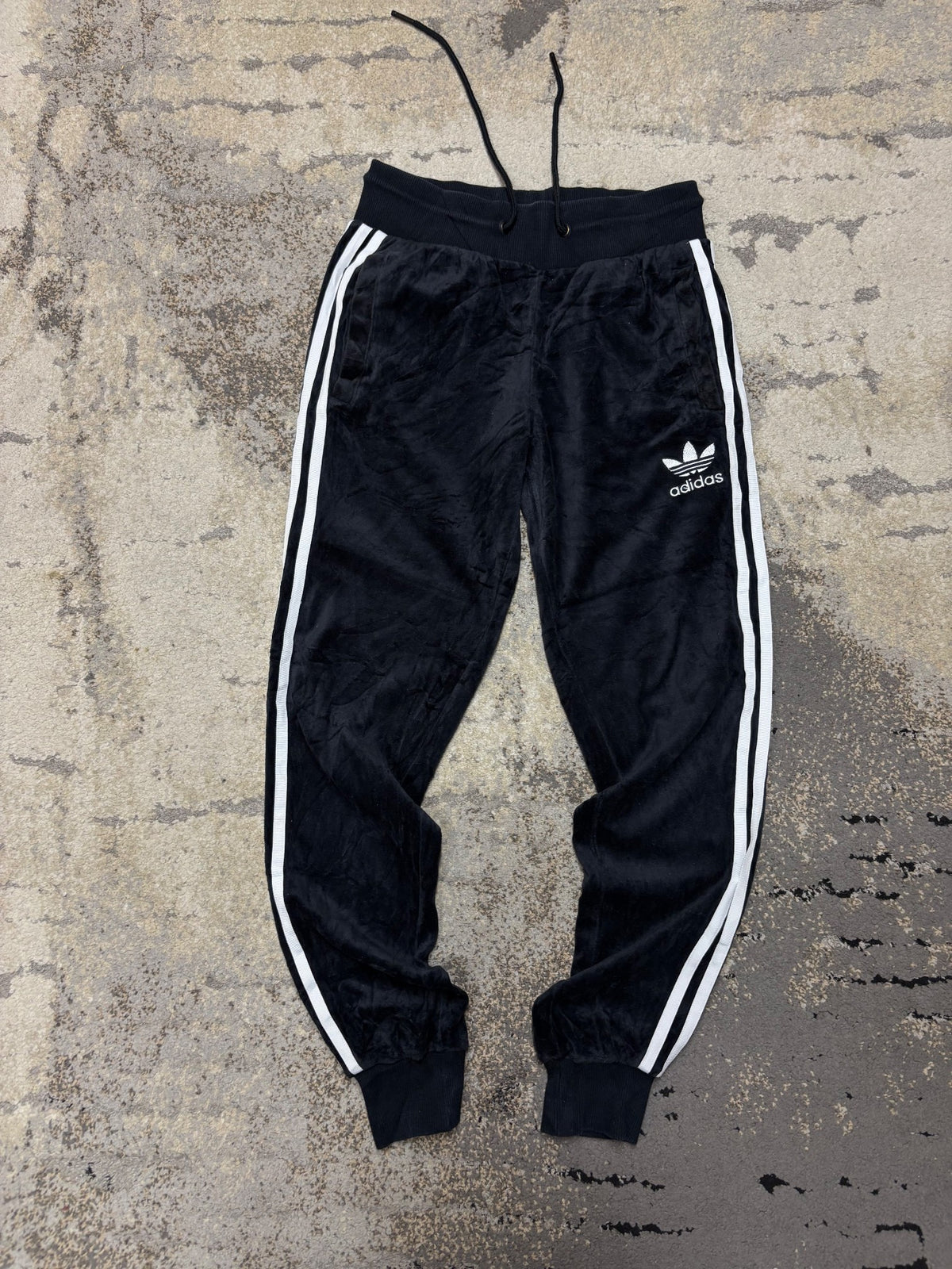 Dresy welurowe Adidas 3 paski, damskie w bardzo dobrym stanie rozmiar S, widok z przodu