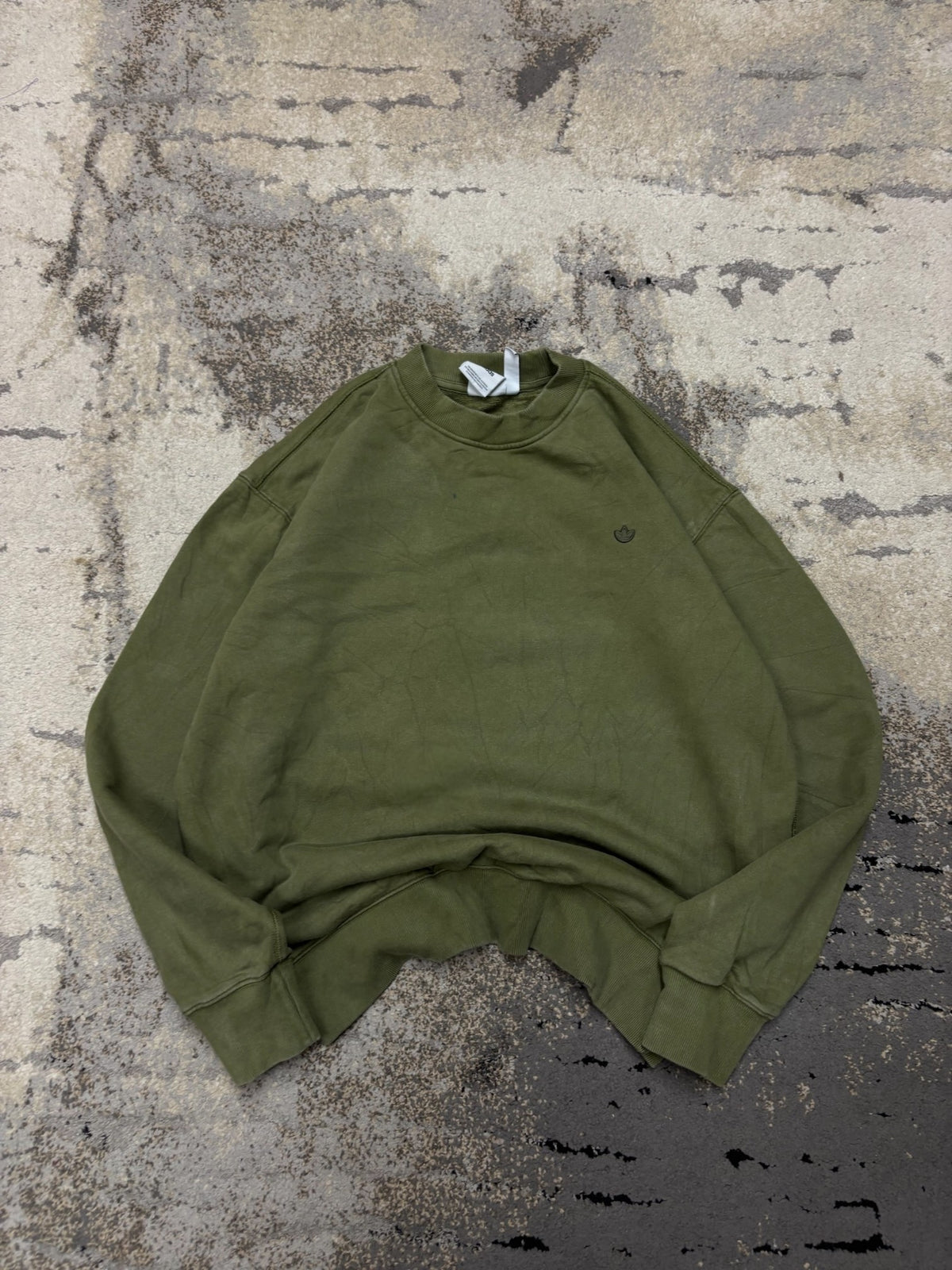 Bluza Adidas crevneck, męskie w bardzo dobrym stanie rozmiar L, detal