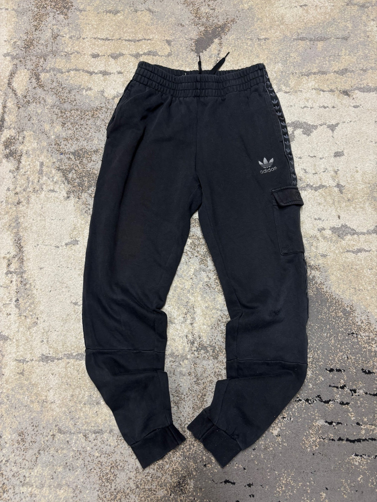 Dresy Adidas, dziecięce w bardzo dobrym stanie rozmiar 164 cm / 14 lat, widok z przodu