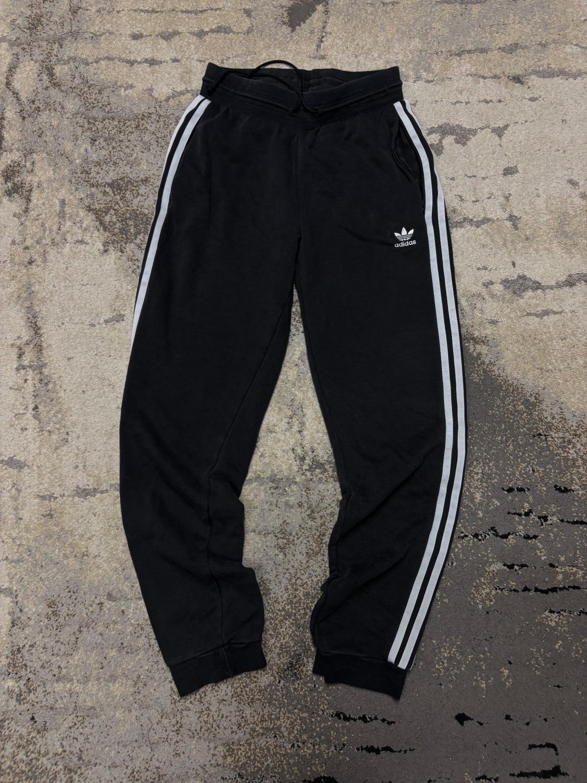 Dresy Adidas, damskie w bardzo dobrym stanie rozmiar S, widok z przodu
