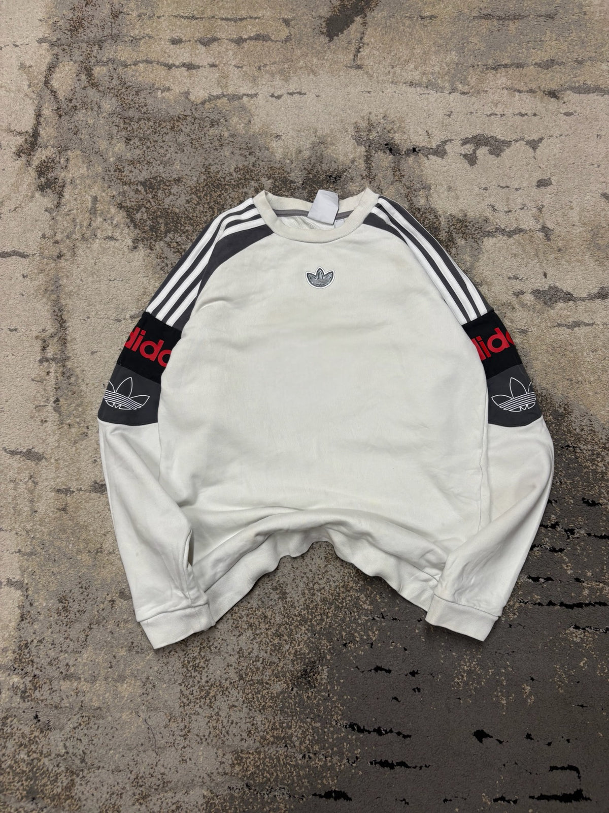 Bluza Adidas crevneck, damskie w bardzo dobrym stanie rozmiar S, widok z przodu