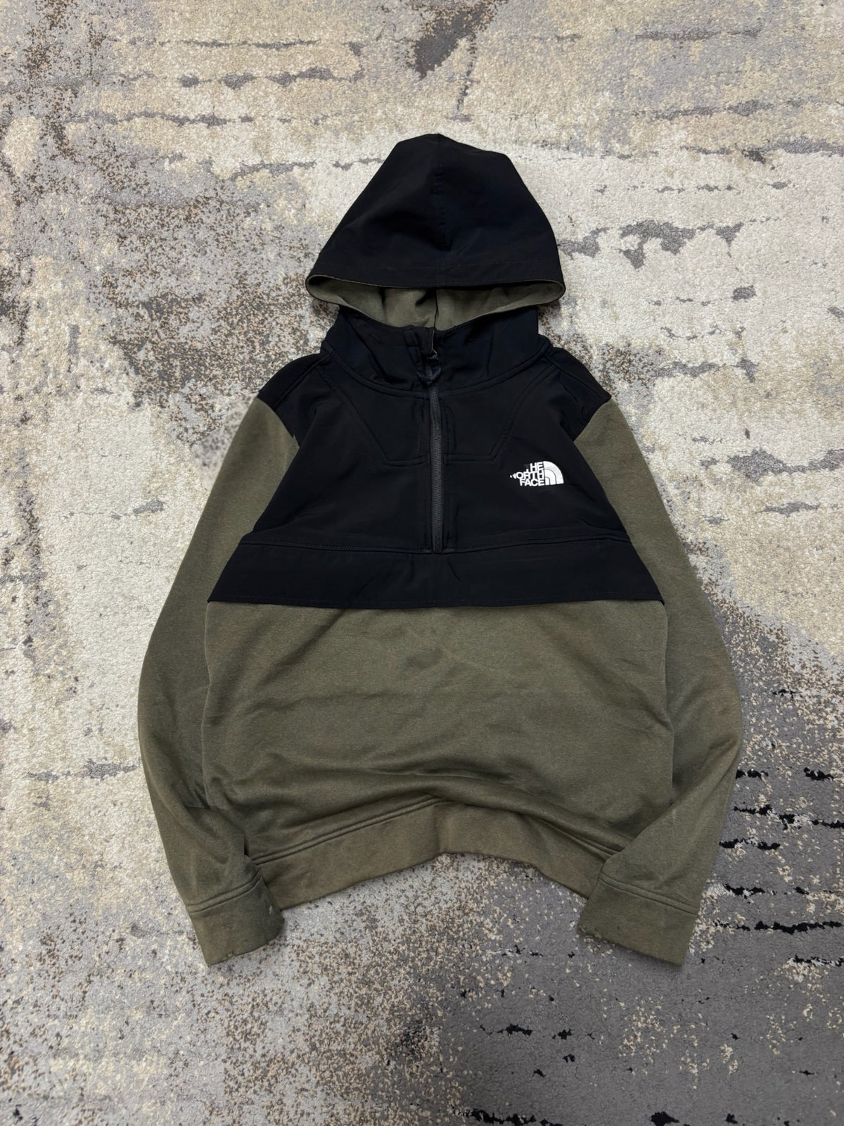 Bluza The North Face hoodie, dziecięce w bardzo dobrym stanie rozmiar XL, widok z przodu