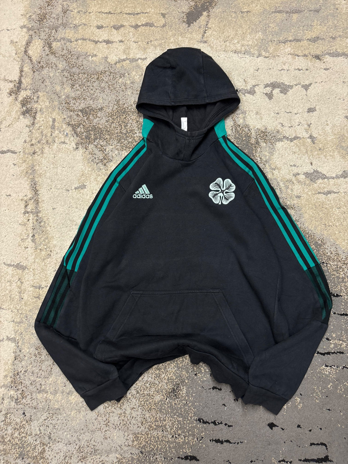 Bluza Adidas hoodie, męskie w bardzo dobrym stanie rozmiar L, widok z przodu
