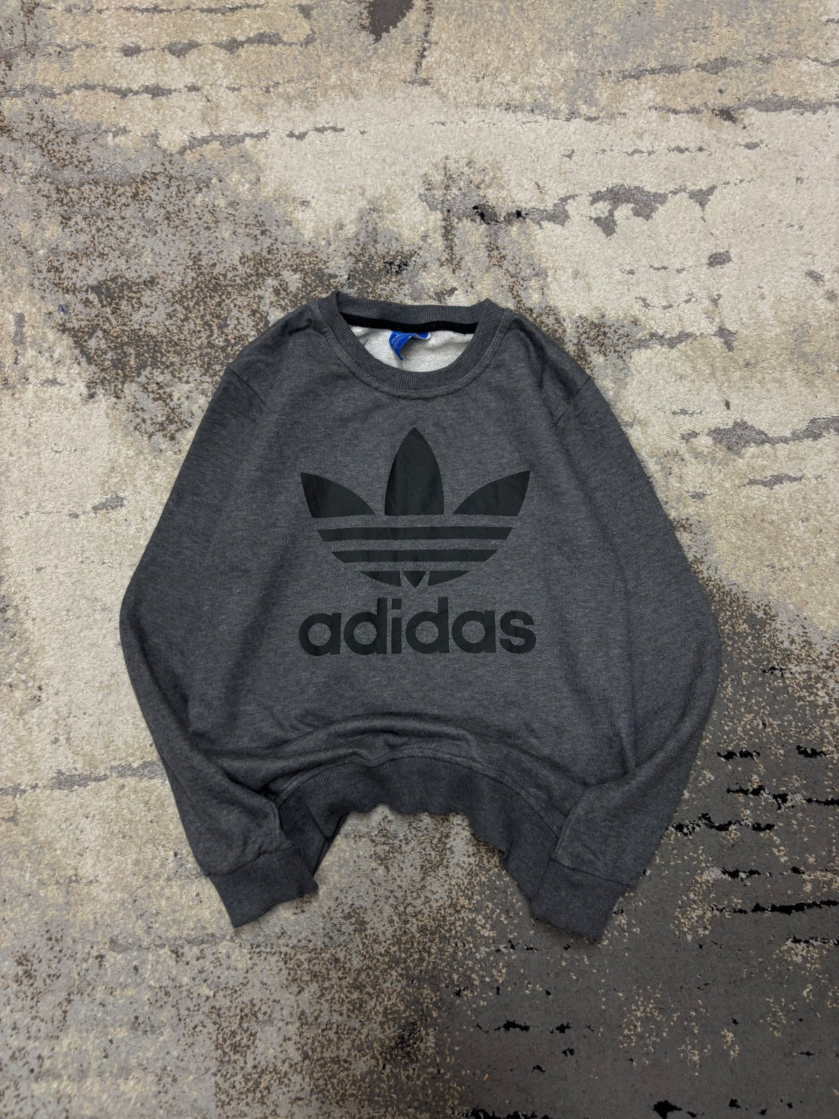 Bluza Adidas crevneck, damskie w bardzo dobrym stanie rozmiar S, widok z przodu