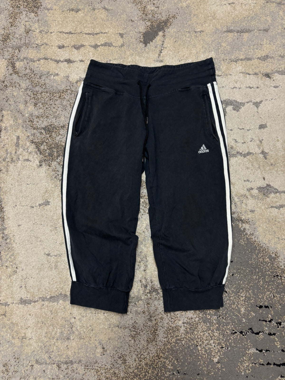 Spodenki Adidas, damskie w bardzo dobrym stanie rozmiar M, detal
