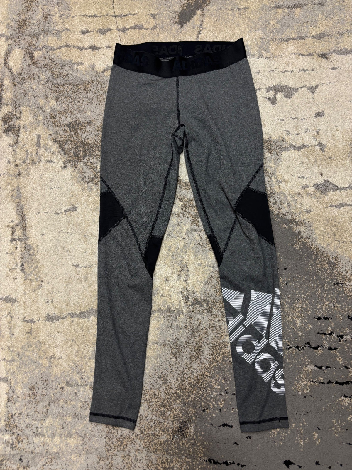 Legginsy adidas, damskie w bardzo dobrym stanie rozmiar M, widok z przodu