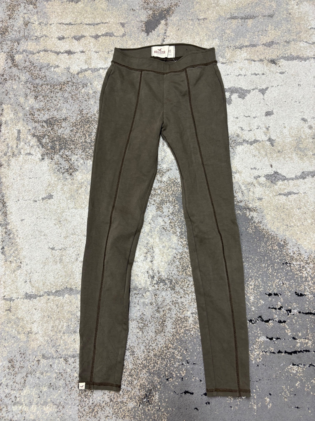 Legginsy Hollister, damskie w bardzo dobrym stanie rozmiar XS, widok z przodu